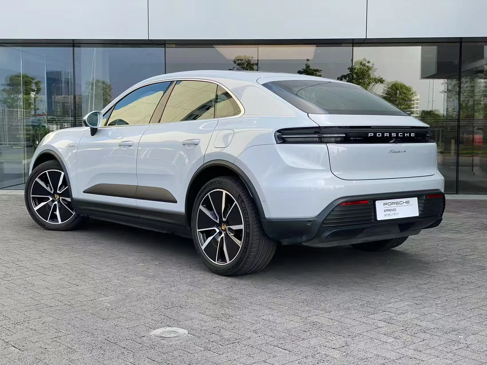 Porsche Macan EV
