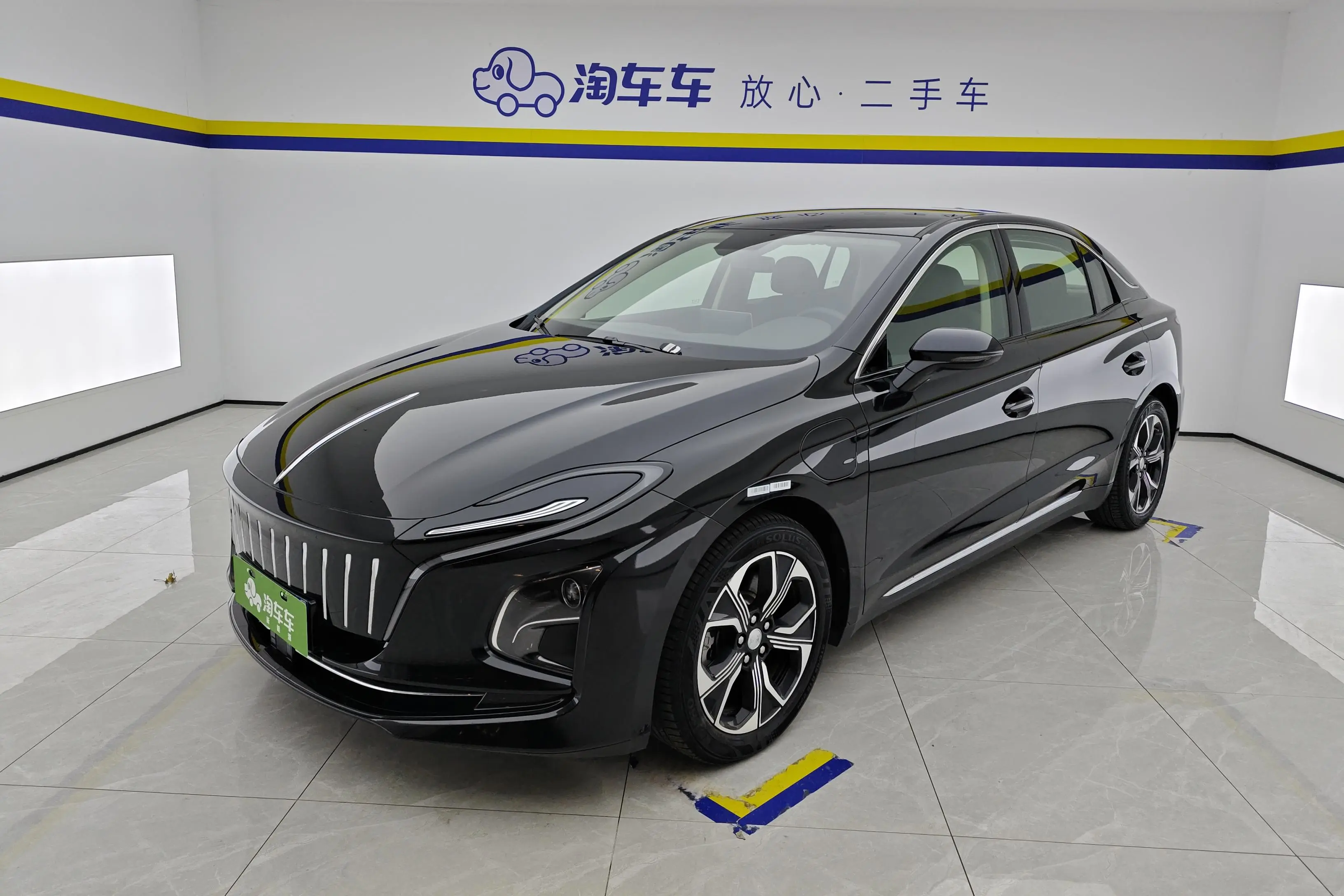 Hongqi E-QM5  из Китая