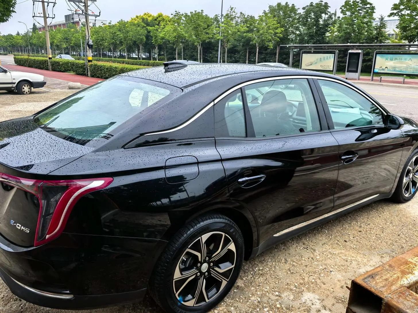 Hongqi E-QM5
