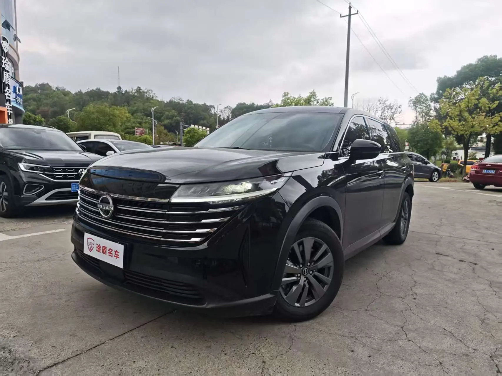 Nissan Explore the land