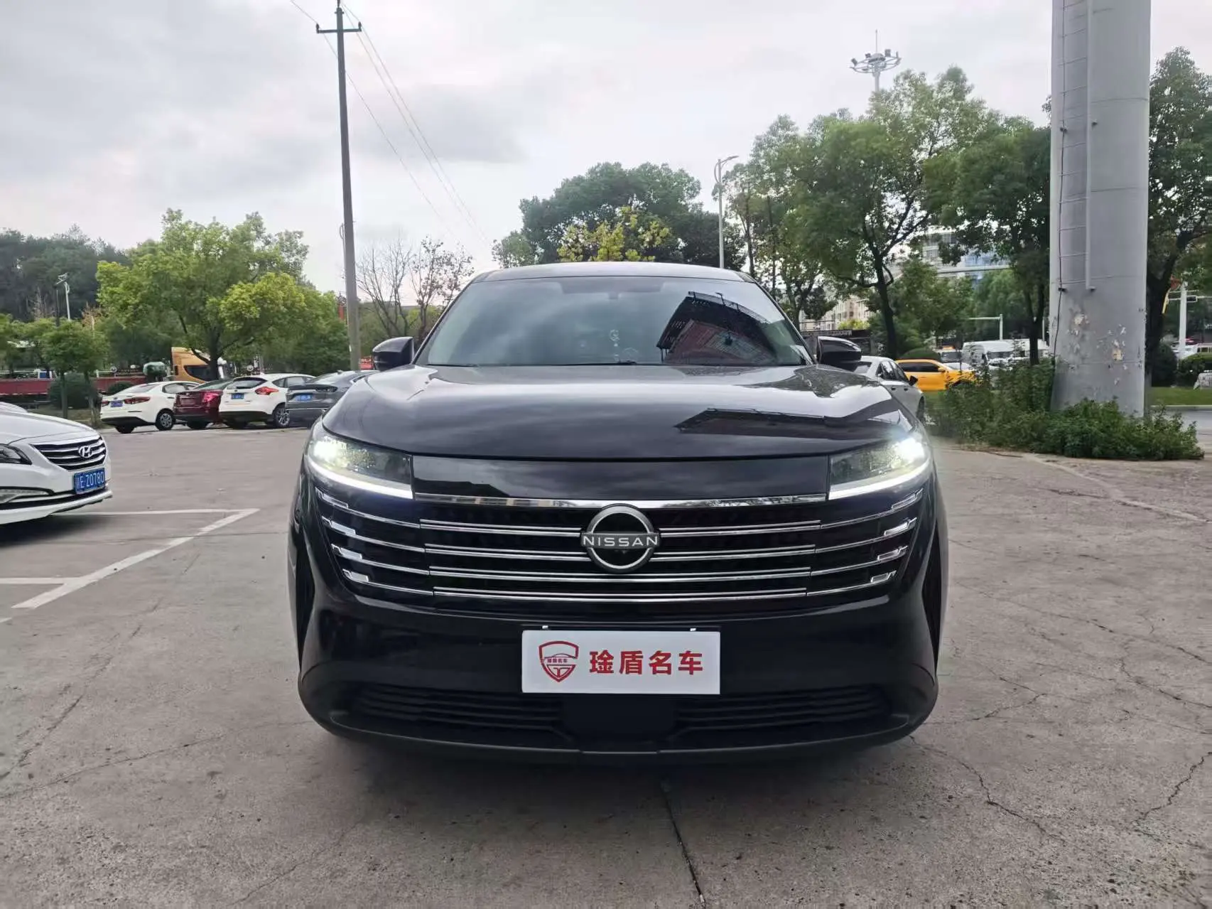 Nissan Explore the land