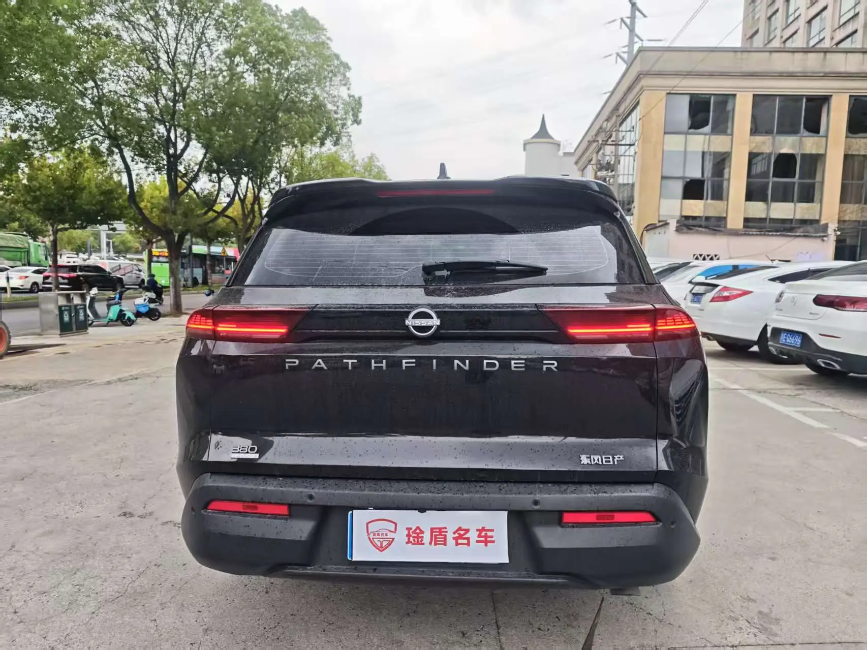 Nissan Explore the land