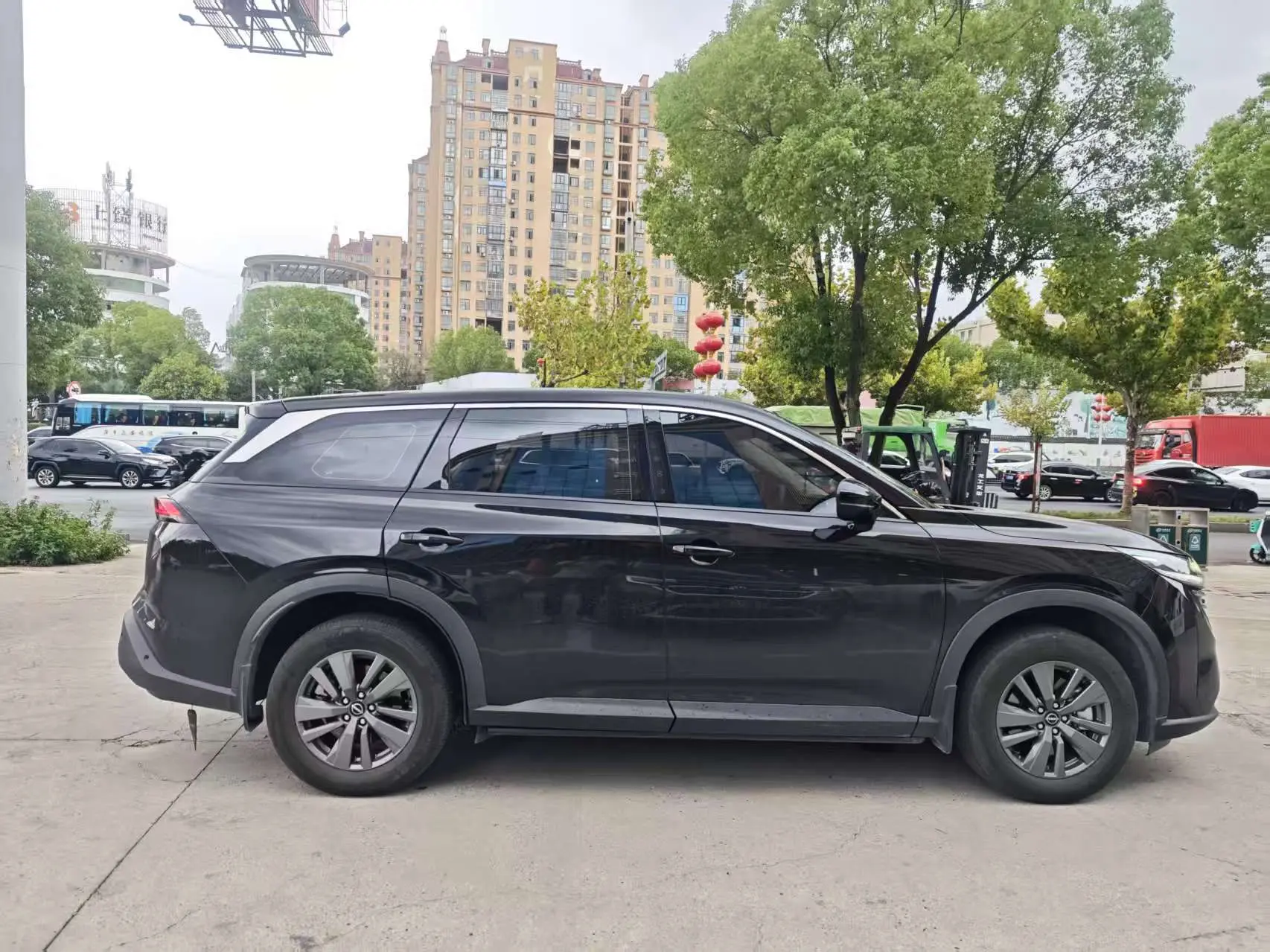 Nissan Explore the land