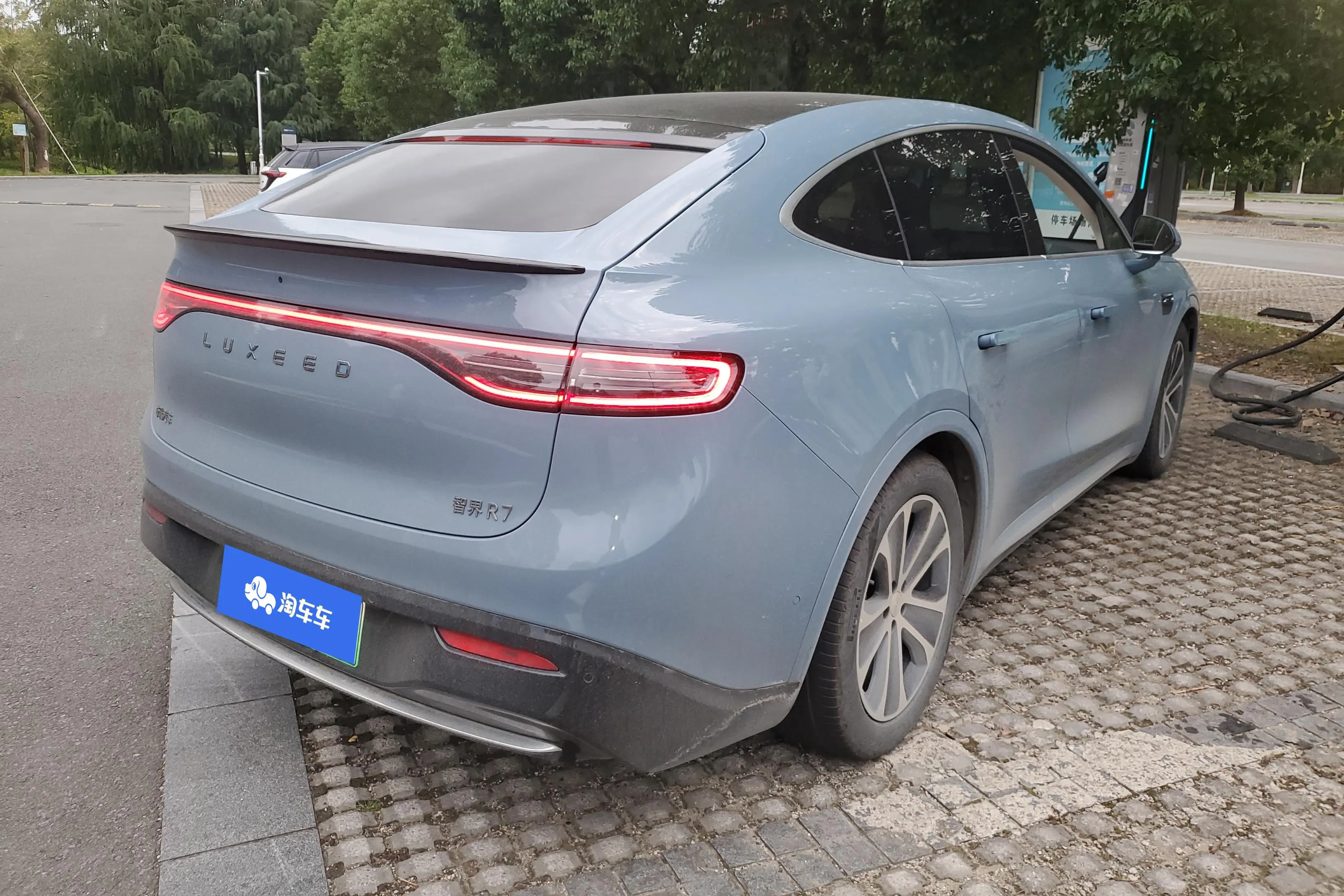 Luxeed Zhijie R7