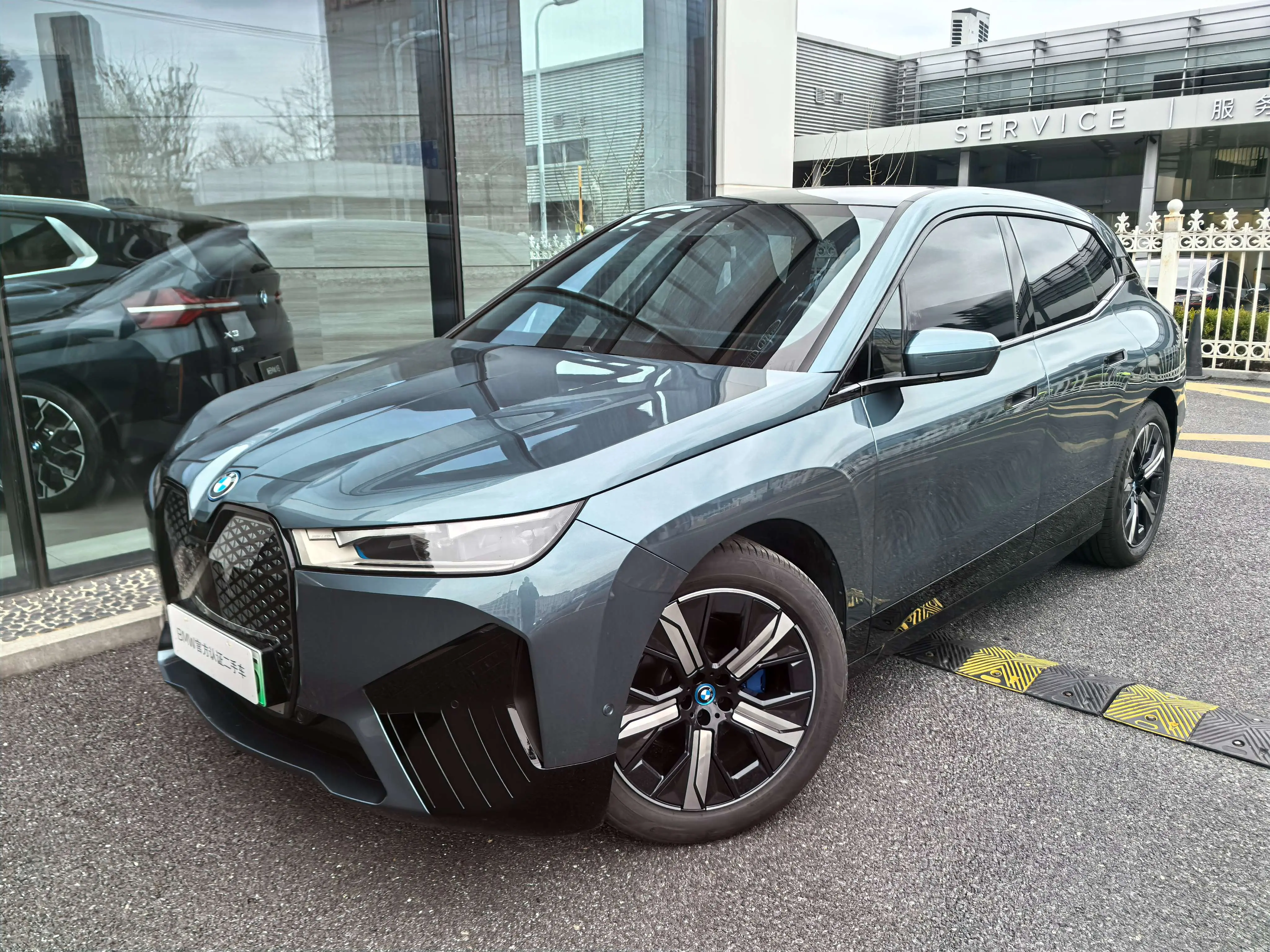 BMW iX  из Китая