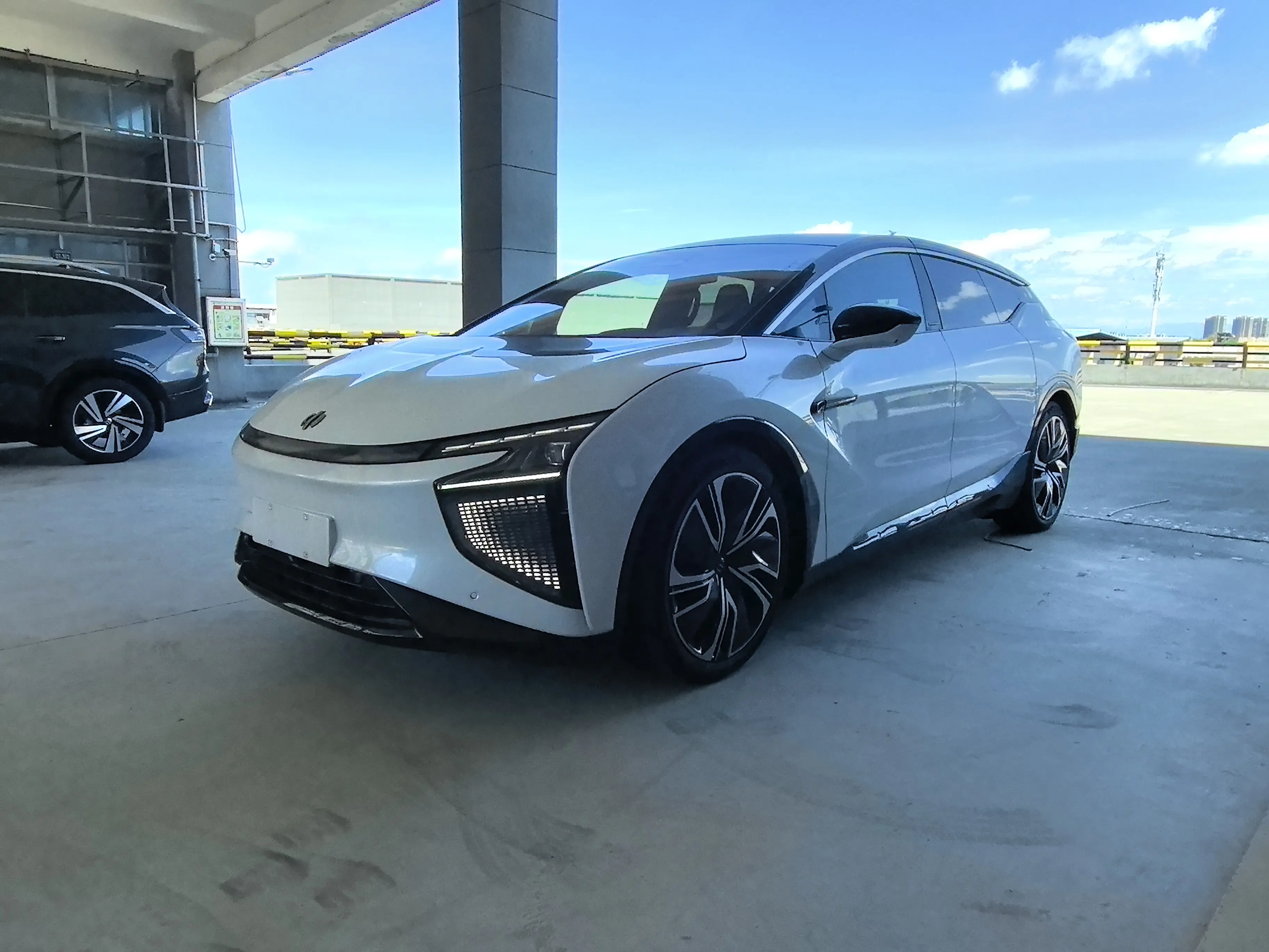 HiPhi X  из Китая