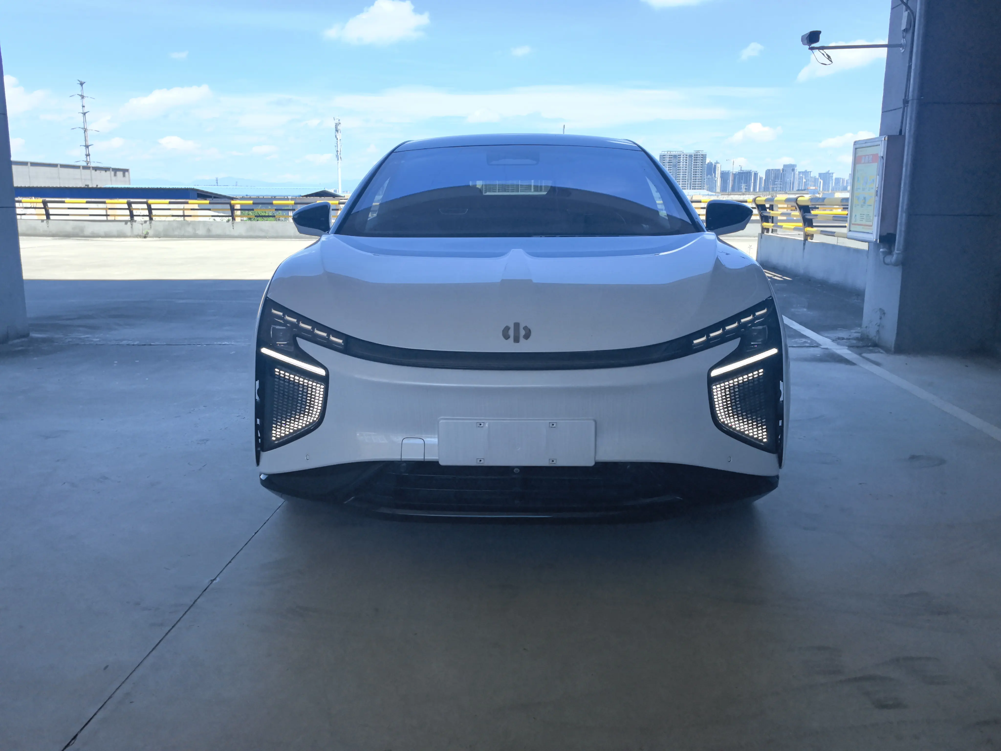 HiPhi X  из Китая