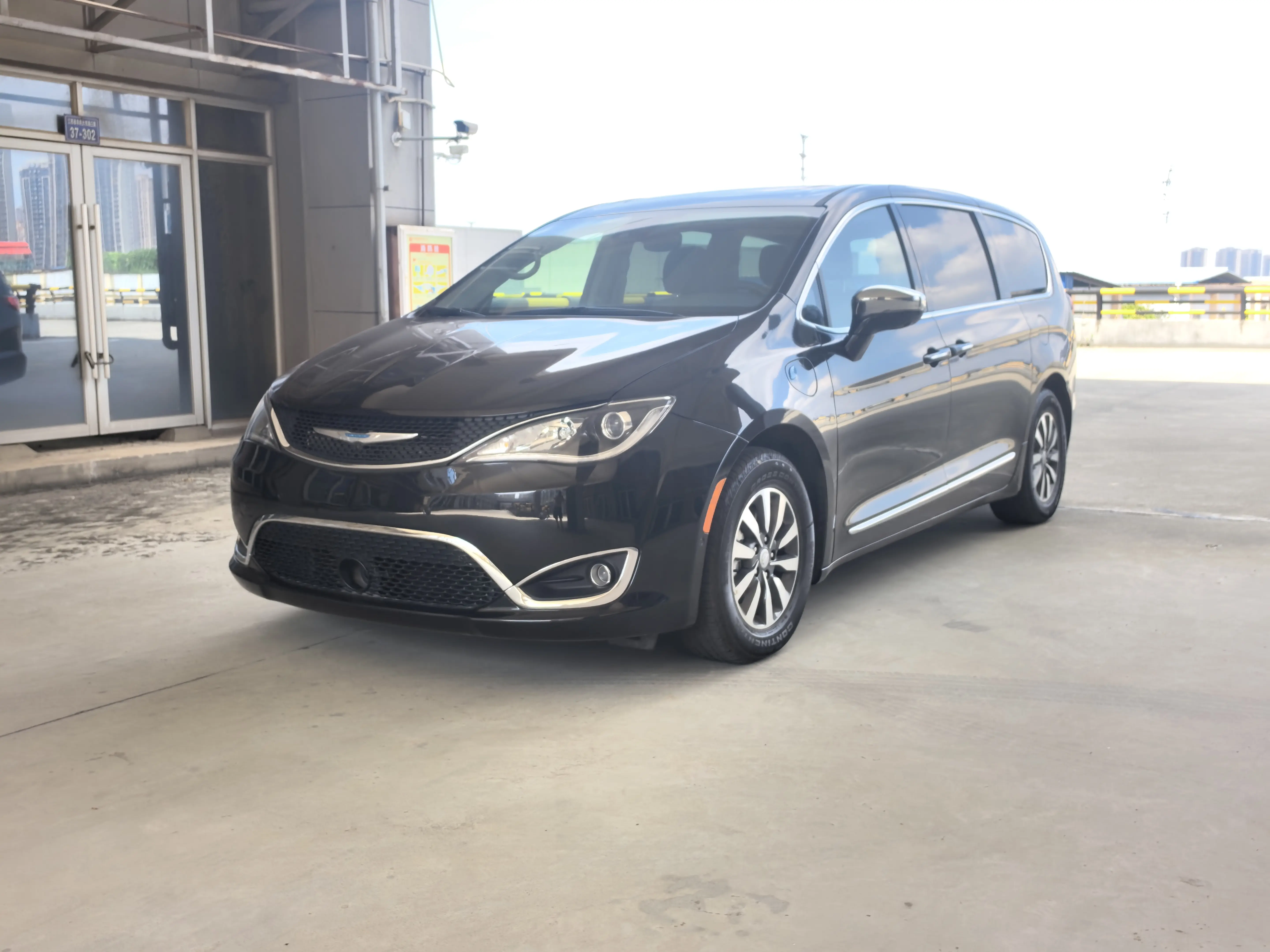 Chrysler Grand Voyager PHEV  из Китая