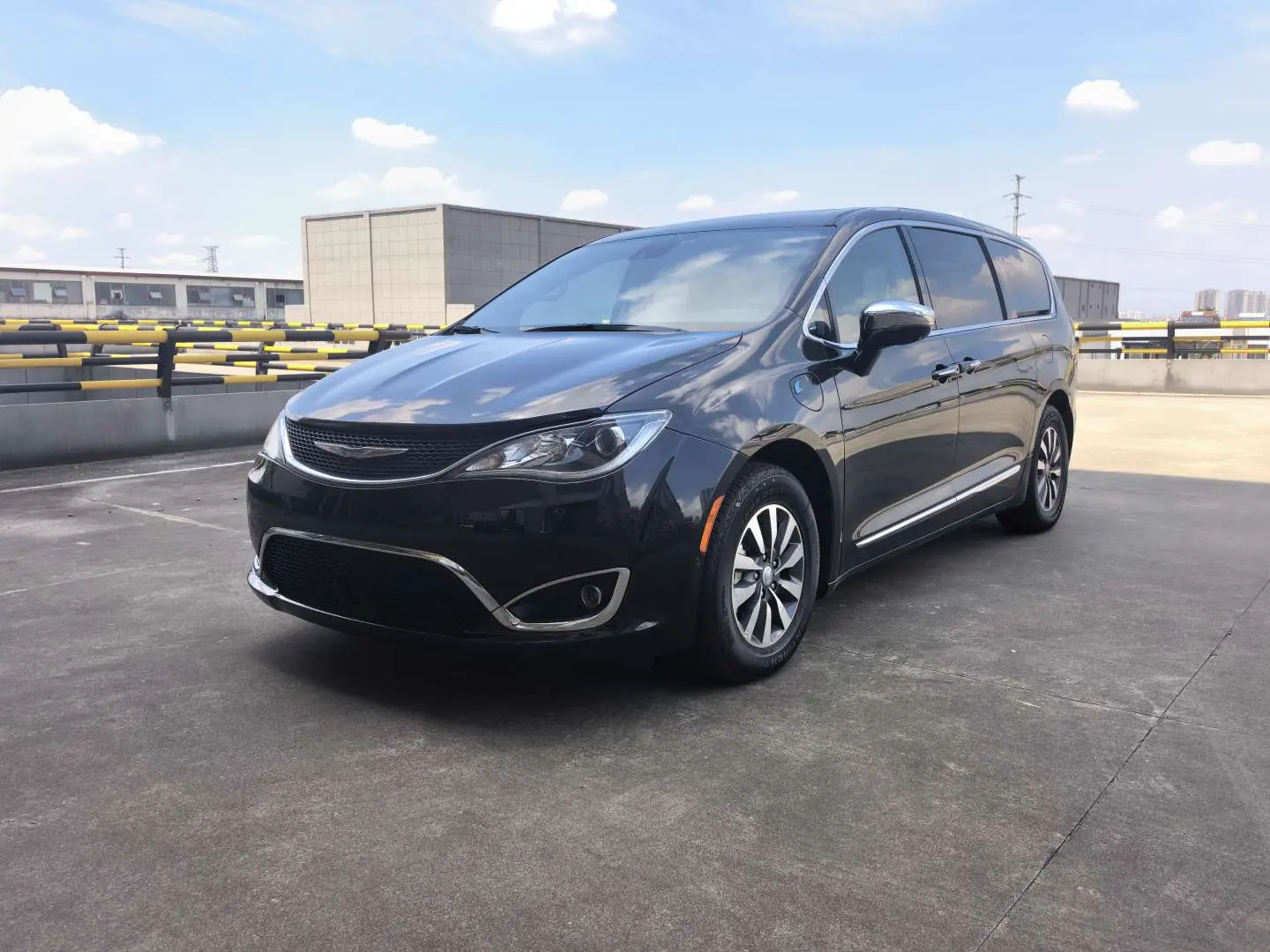 Chrysler Grand Voyager PHEV  из Китая