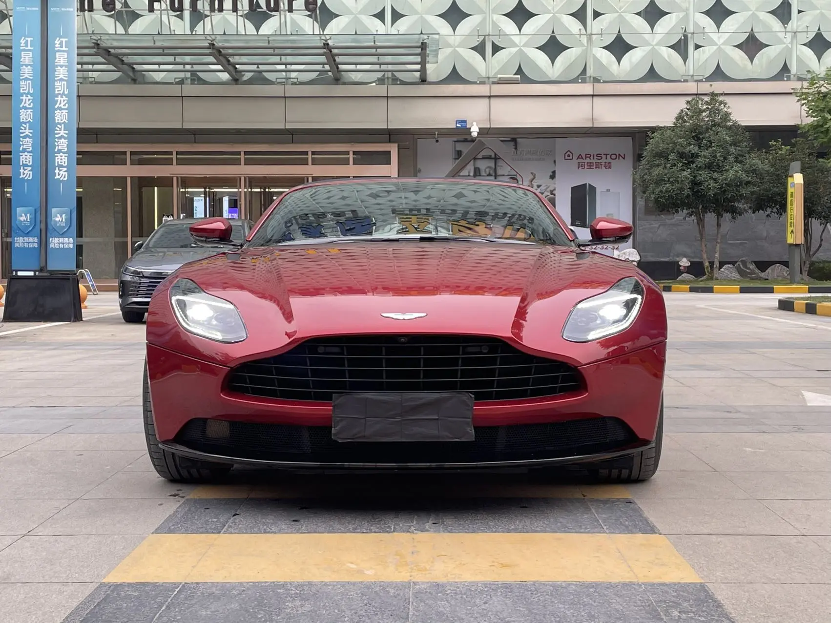 Aston Martin DB11  из Китая