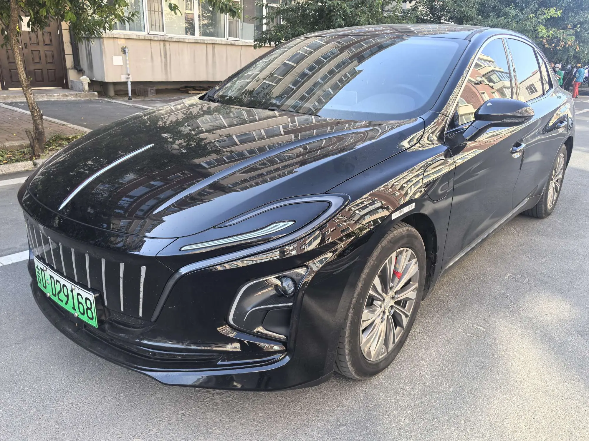 Hongqi E-QM5  из Китая