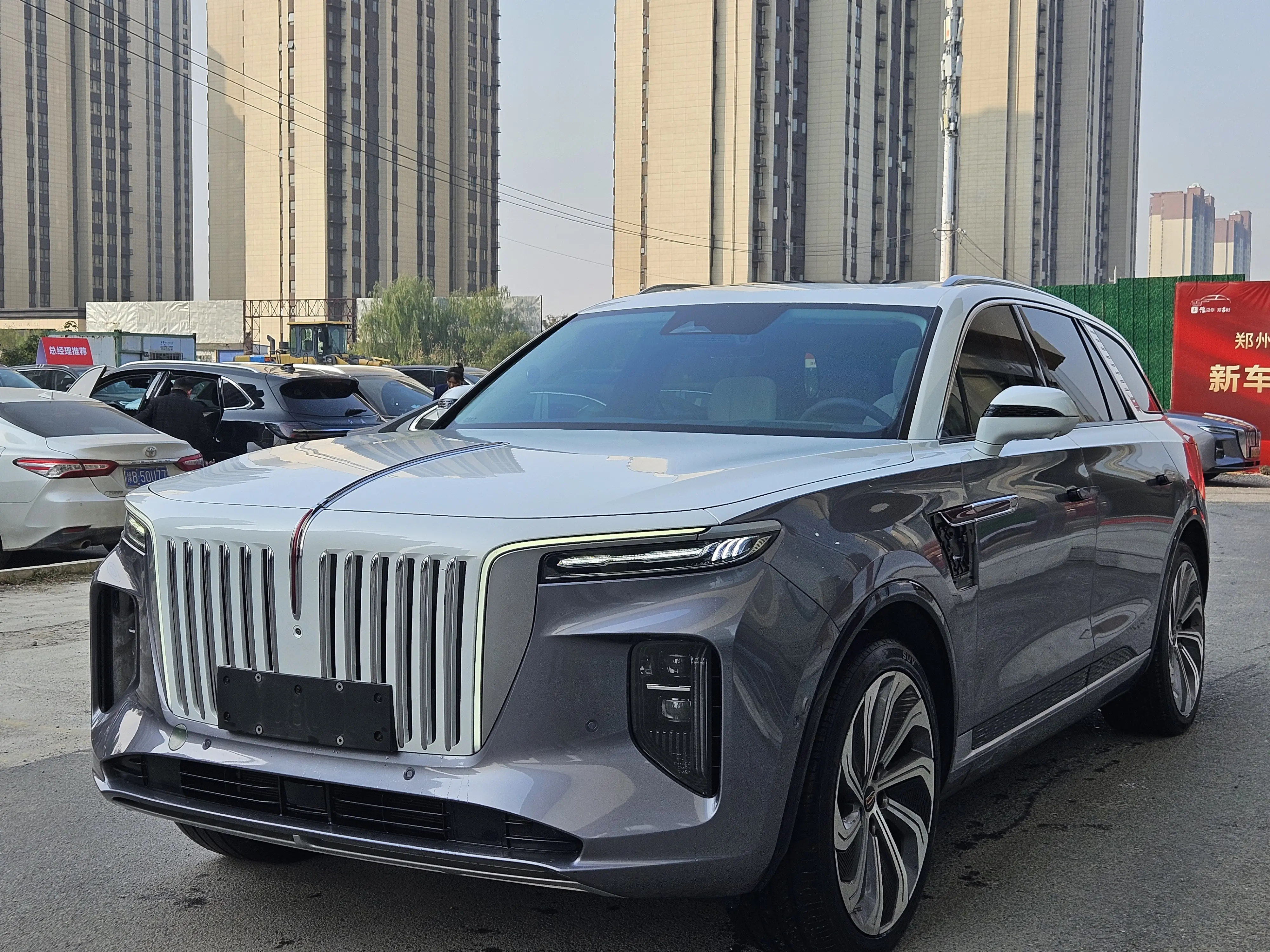 Hongqi E-HS9  из Китая