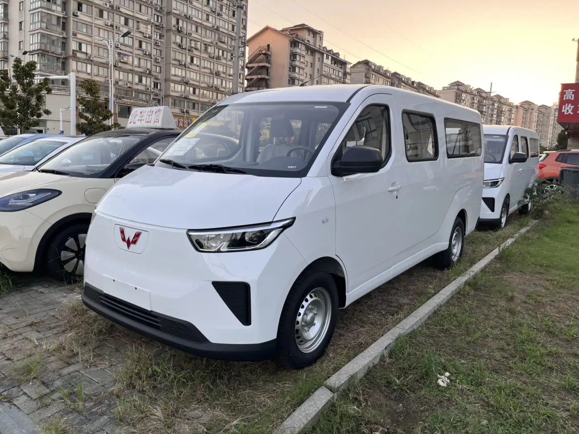 Wuling Yangguang  из Китая