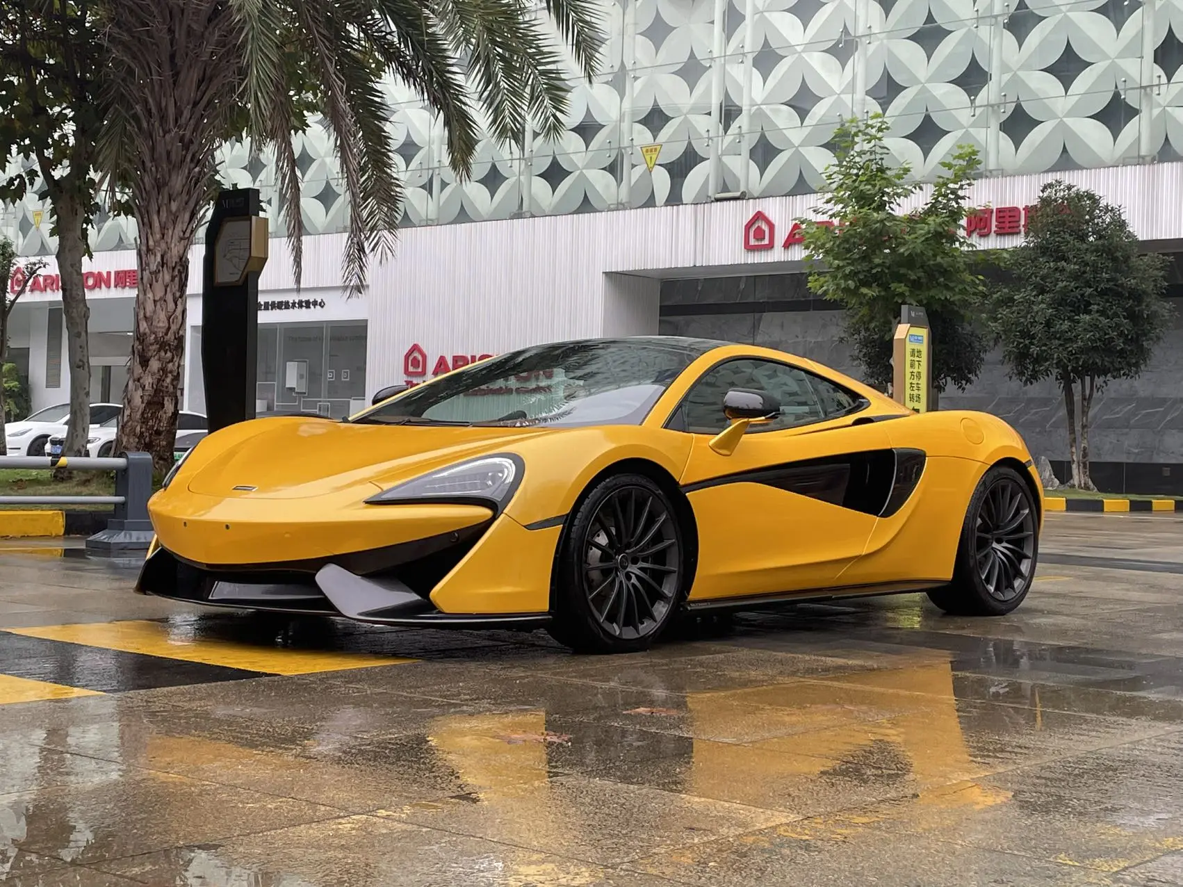 McLaren 570GT