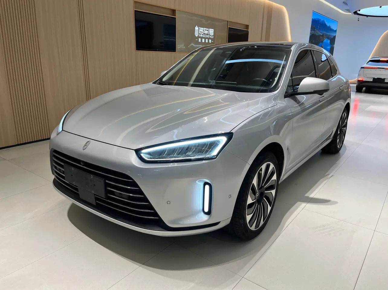 AITO M5 (Wenjie M5)  из Китая