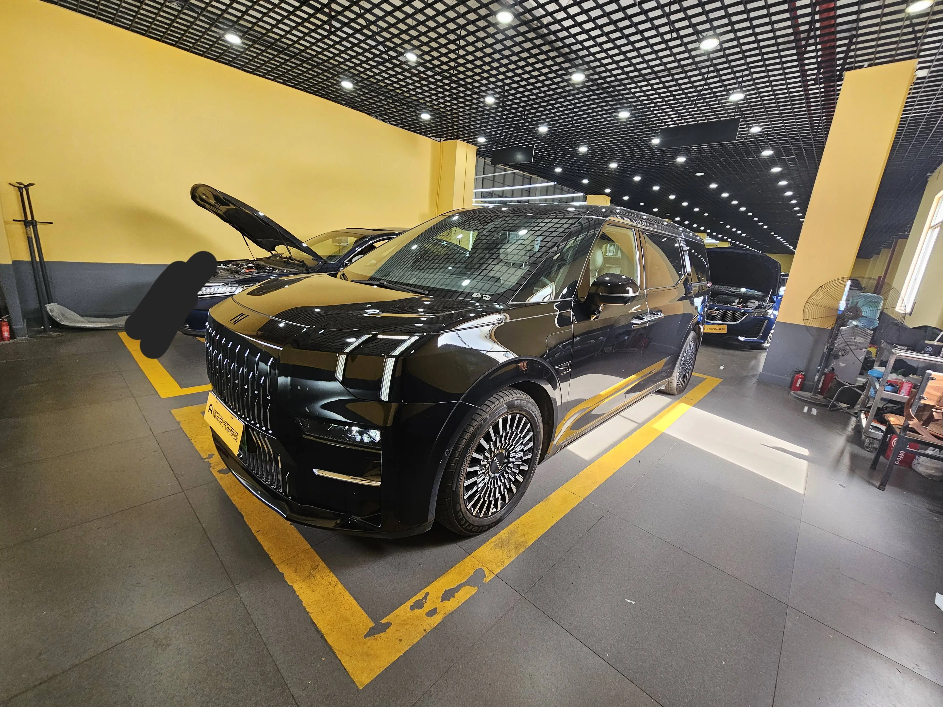 ZEEKR 009  из Китая