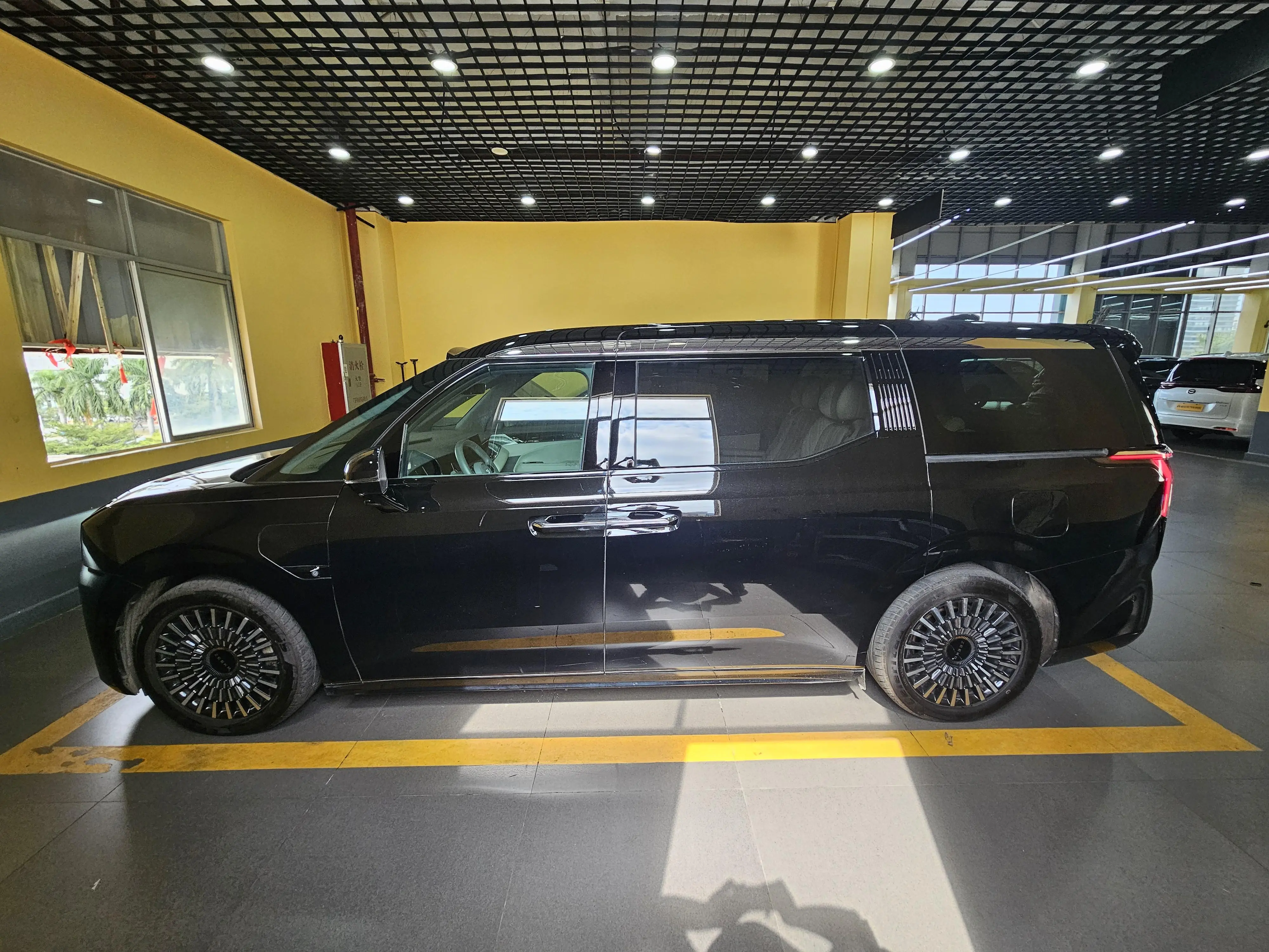 ZEEKR 009  из Китая