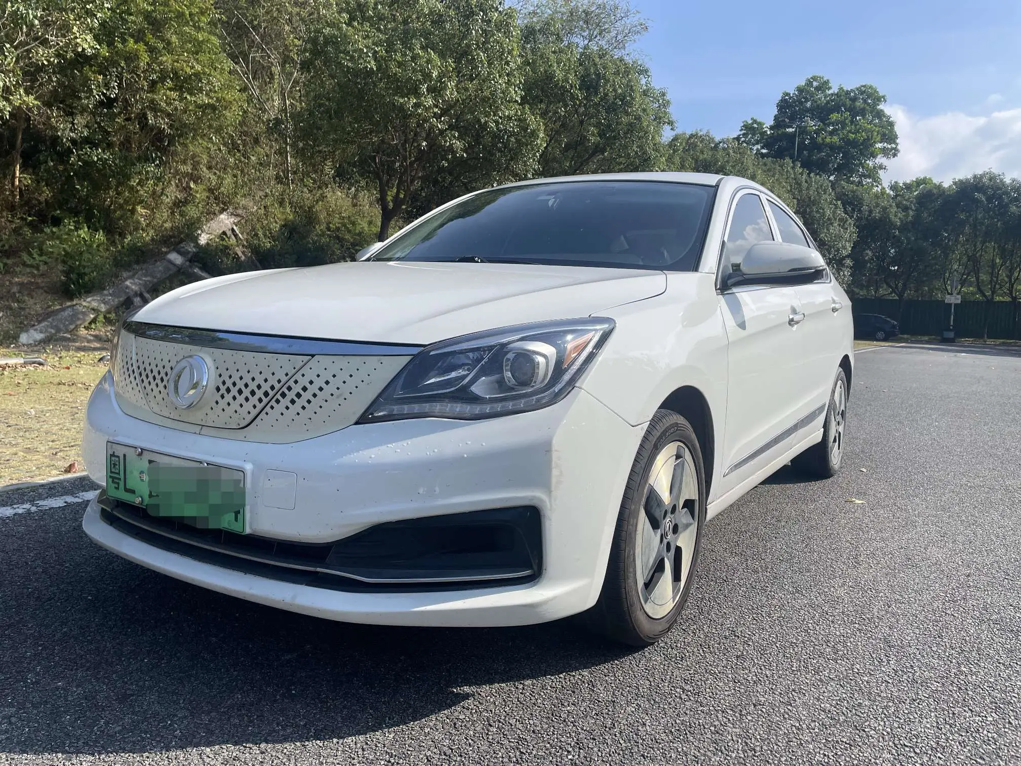 Dongfeng Fengshen E70  из Китая