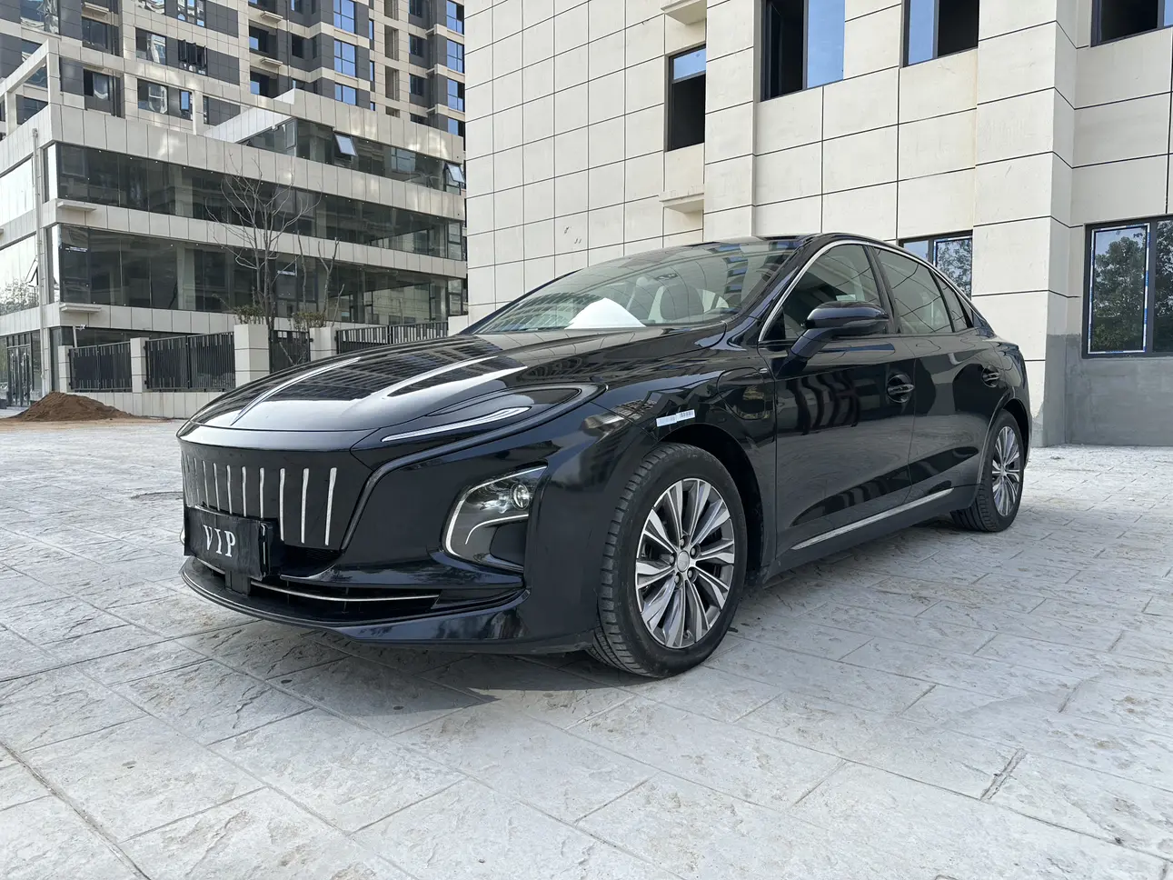 Hongqi E-QM5  из Китая