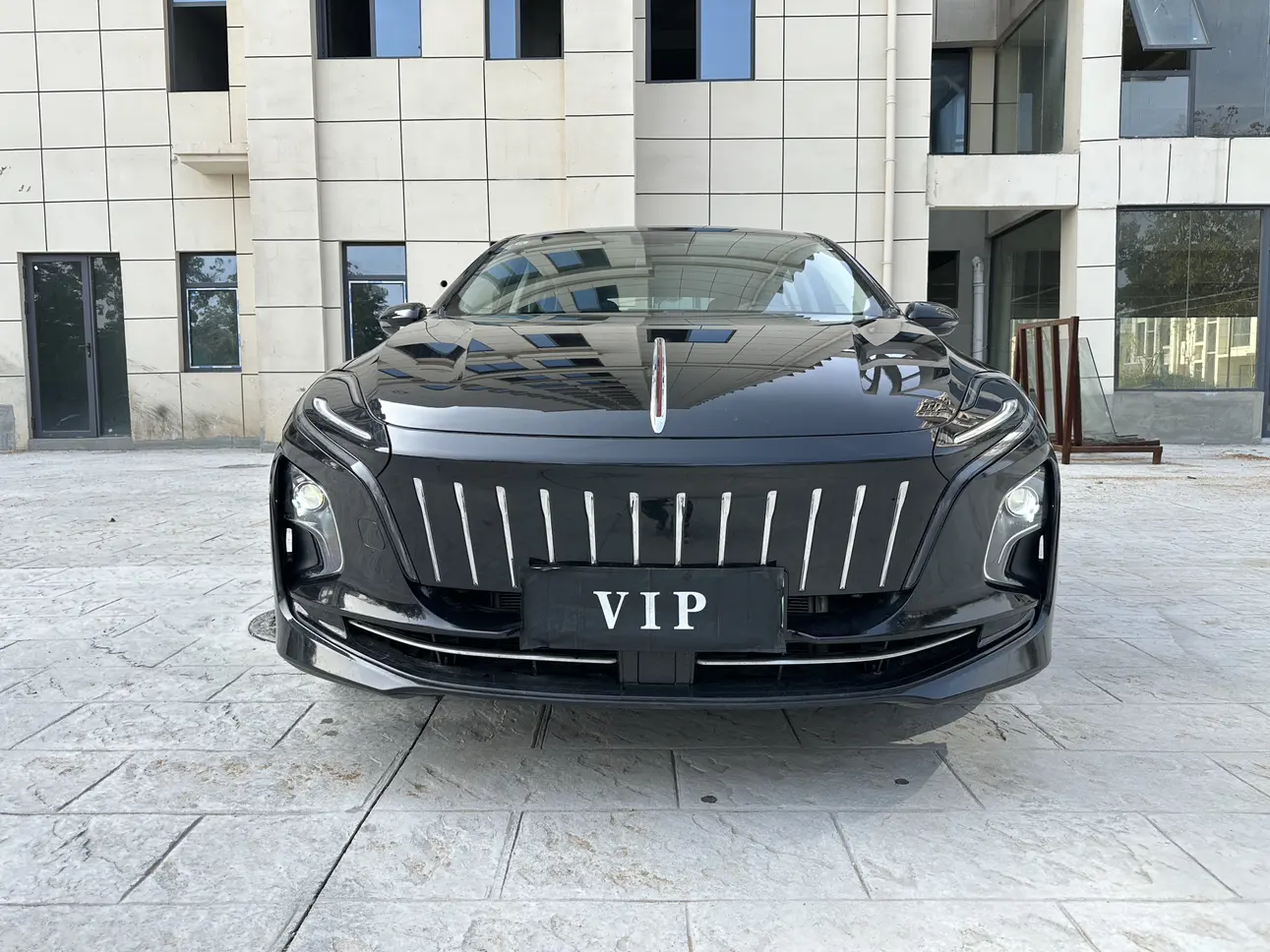 Hongqi E-QM5  из Китая