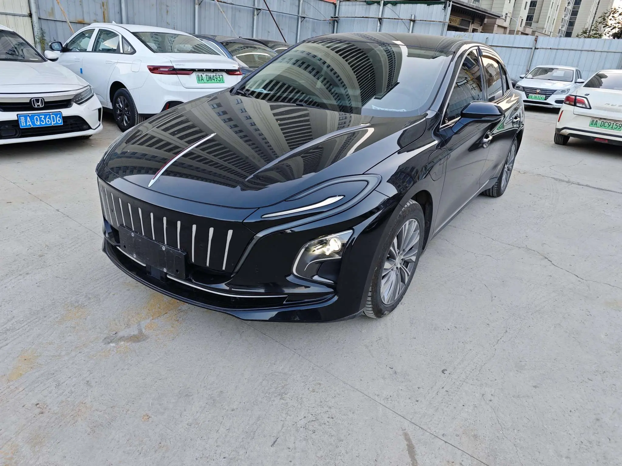 Hongqi E-QM5  из Китая