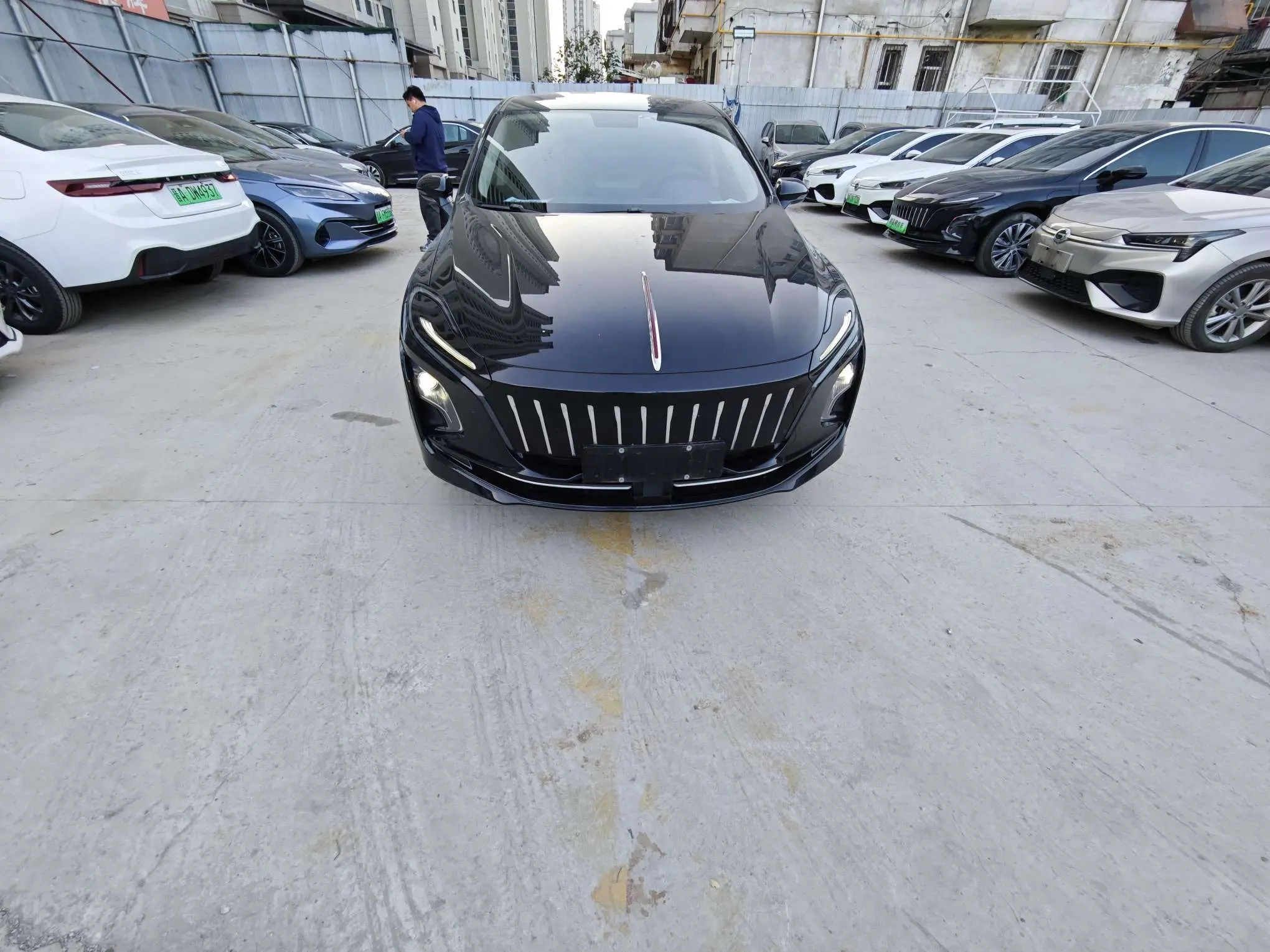 Hongqi E-QM5  из Китая