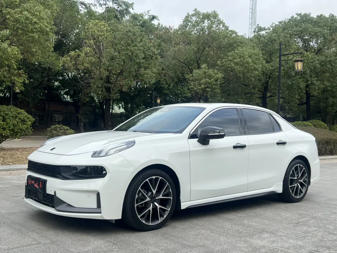 Lynk & Co 03
