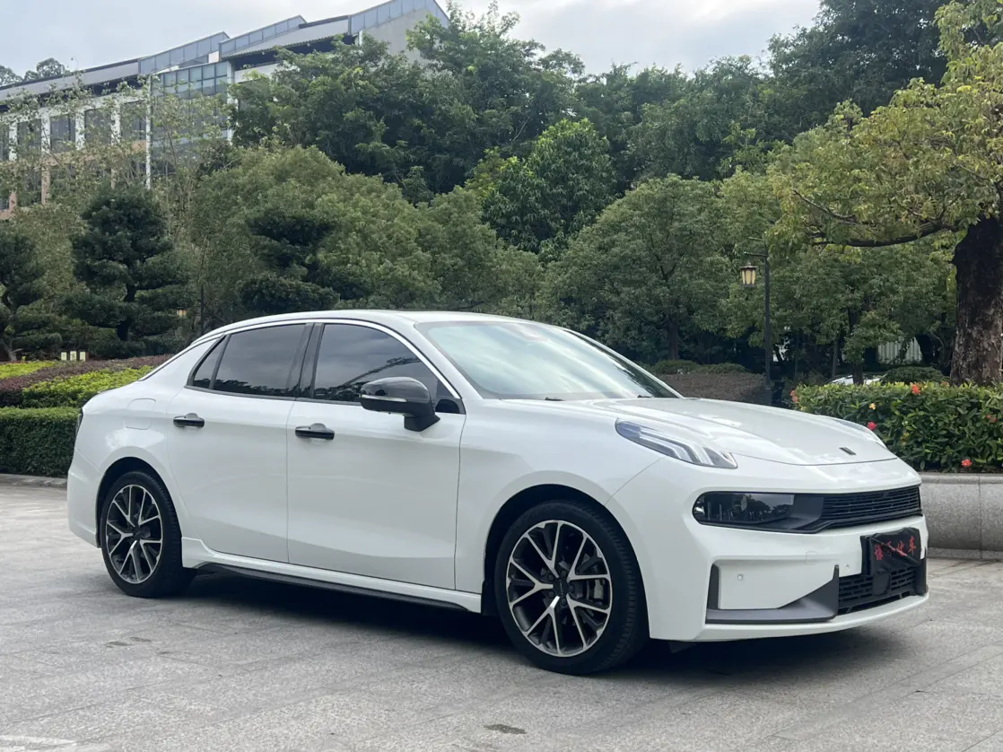 Lynk & Co 03