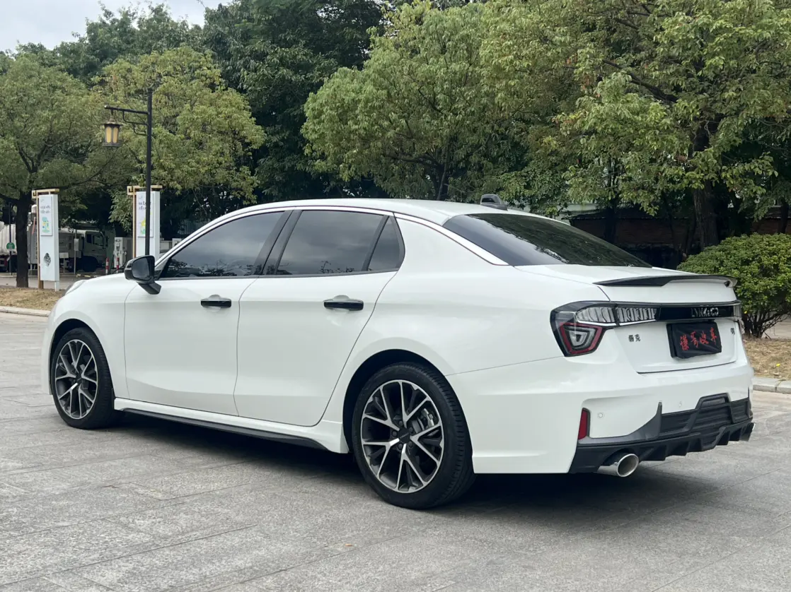 Lynk & Co 03