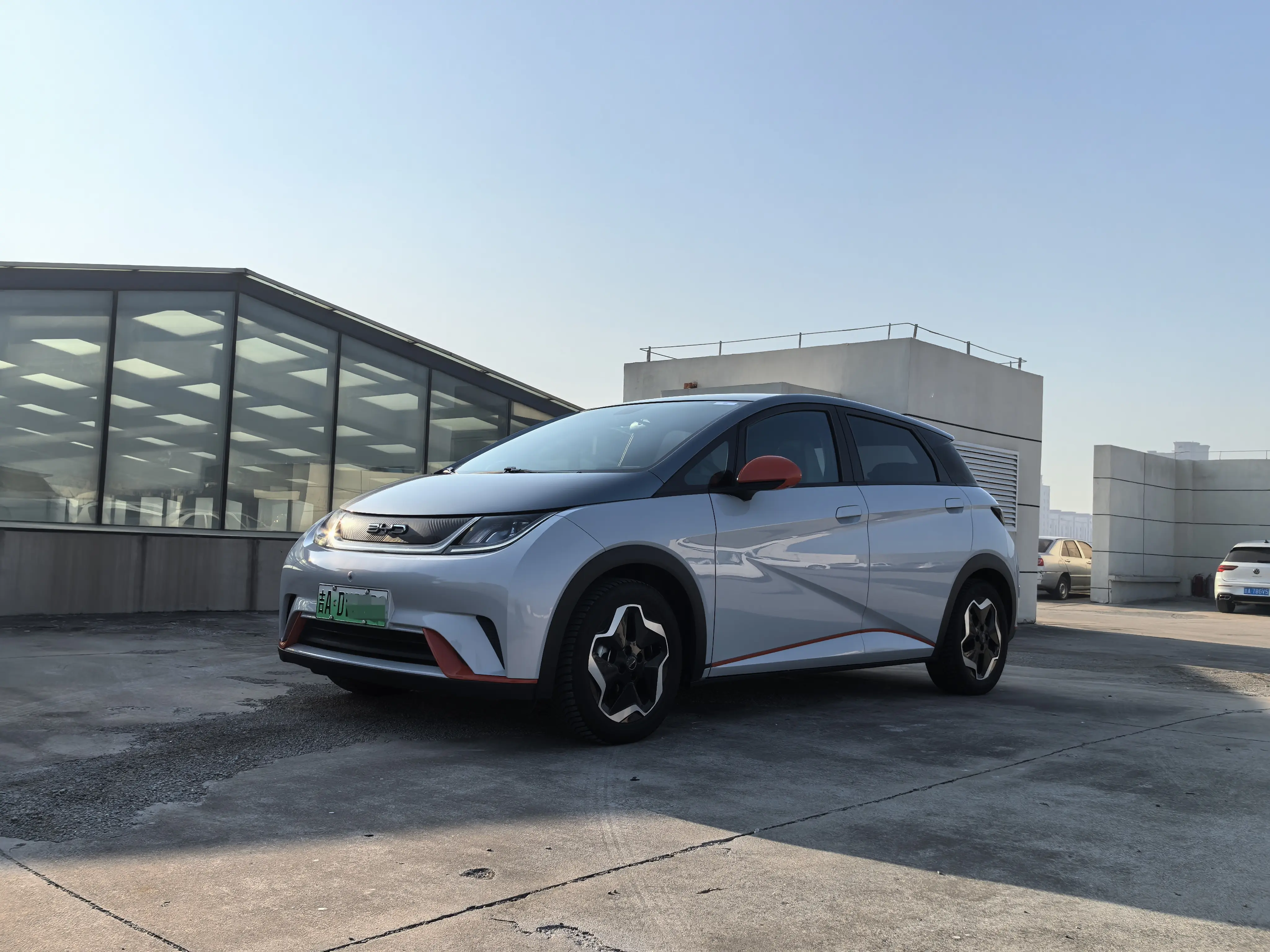 BYD Dolphin  из Китая