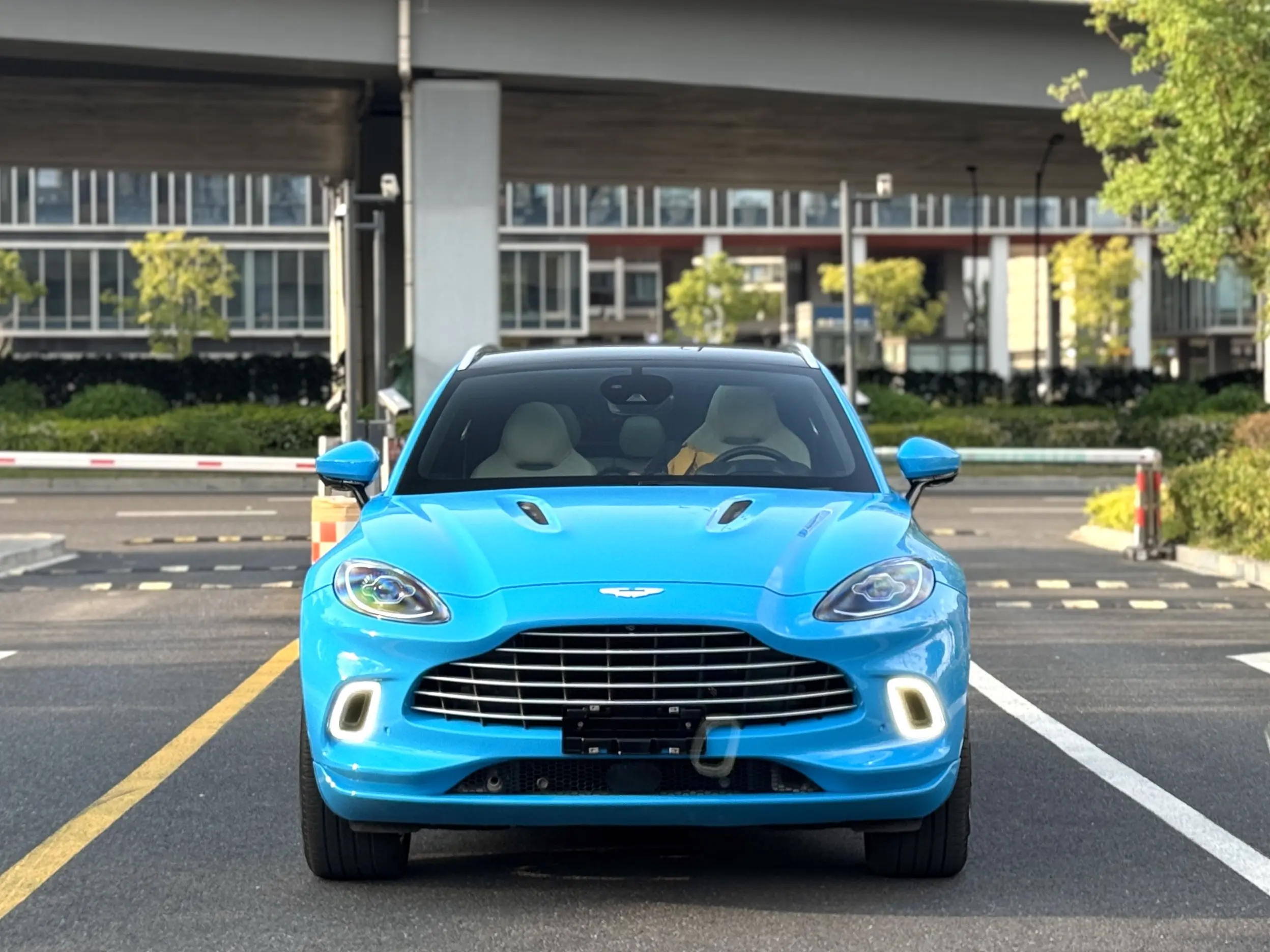 Aston Martin DBX  из Китая