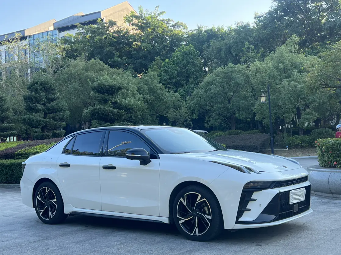 Lynk & Co 03