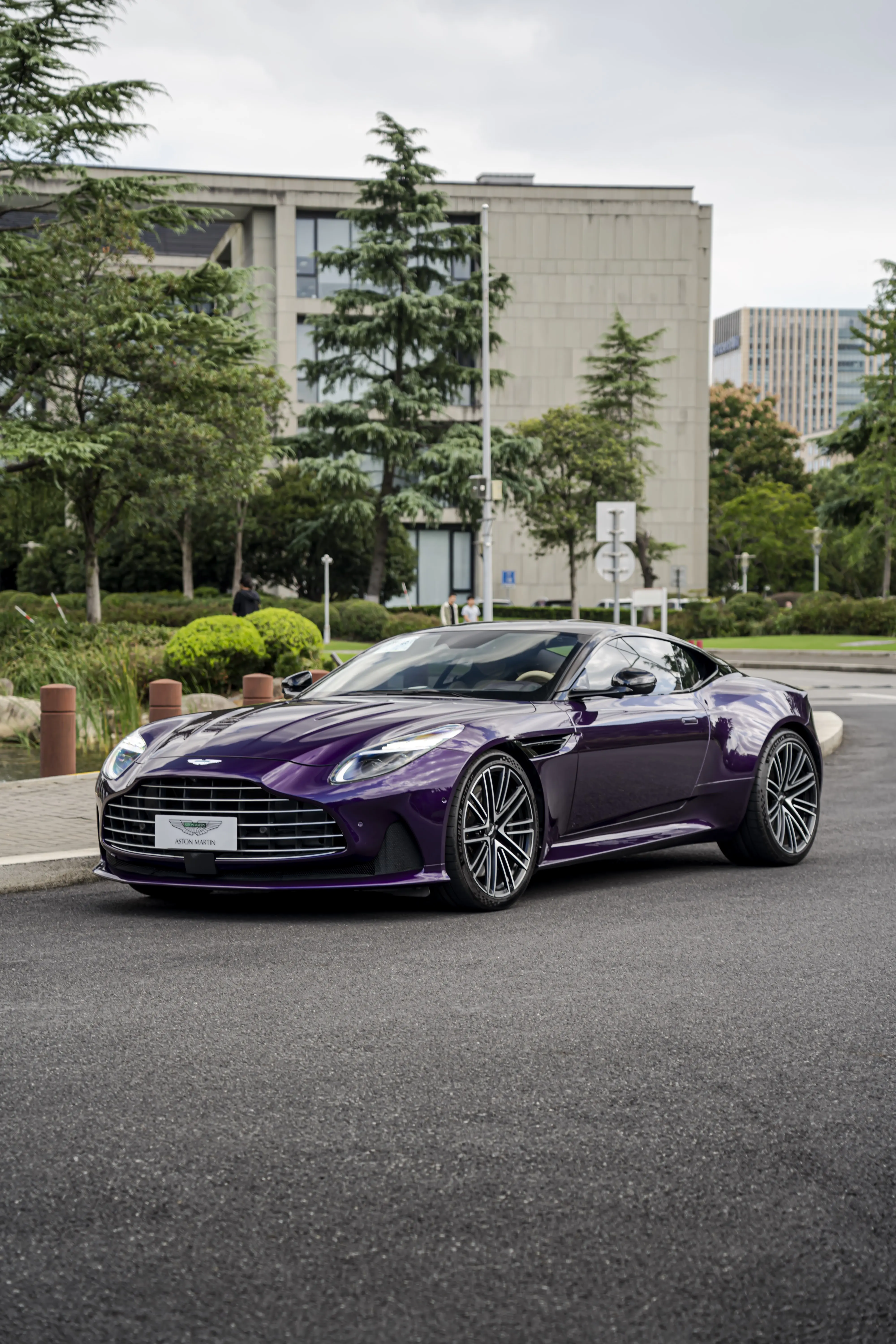 Aston Martin DB12  из Китая