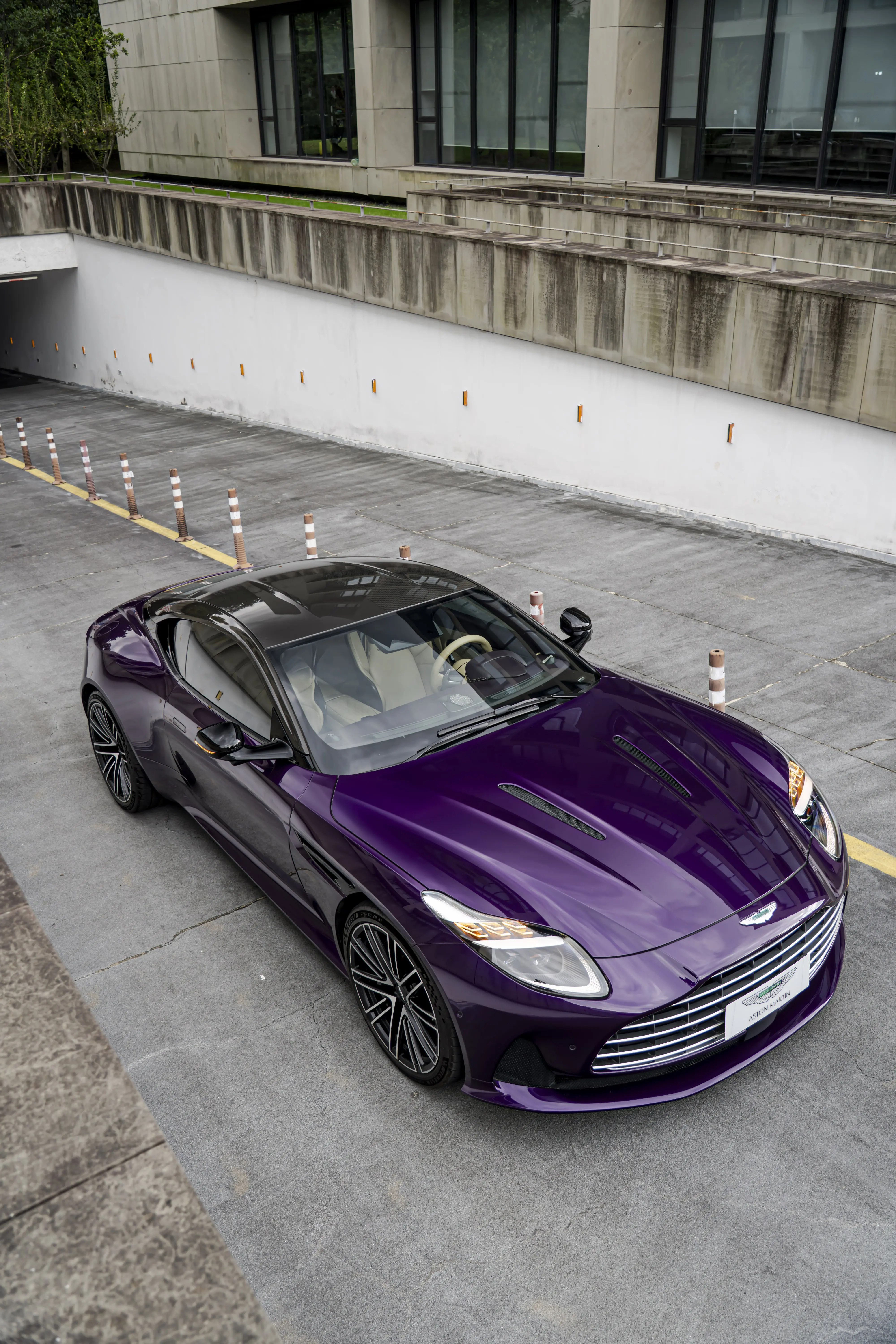 Aston Martin DB12  из Китая