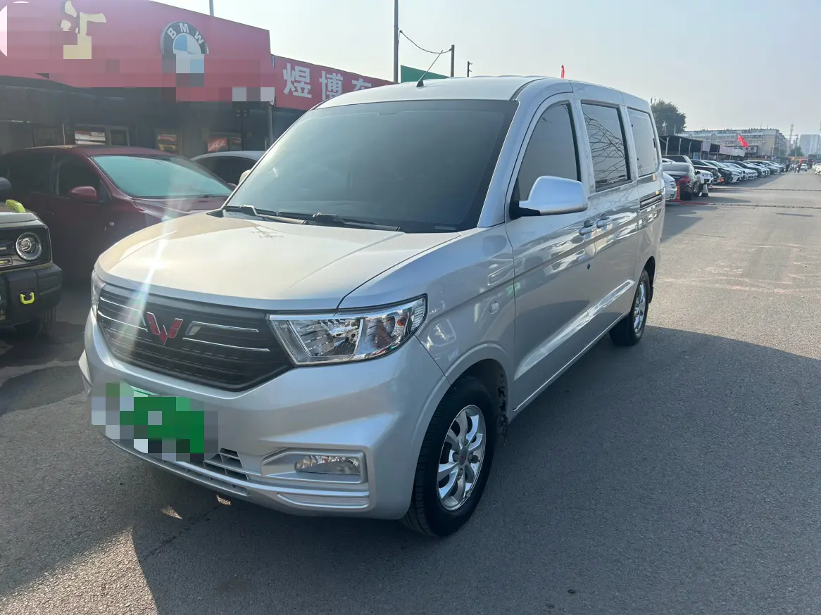 Wuling Hongguang V  из Китая