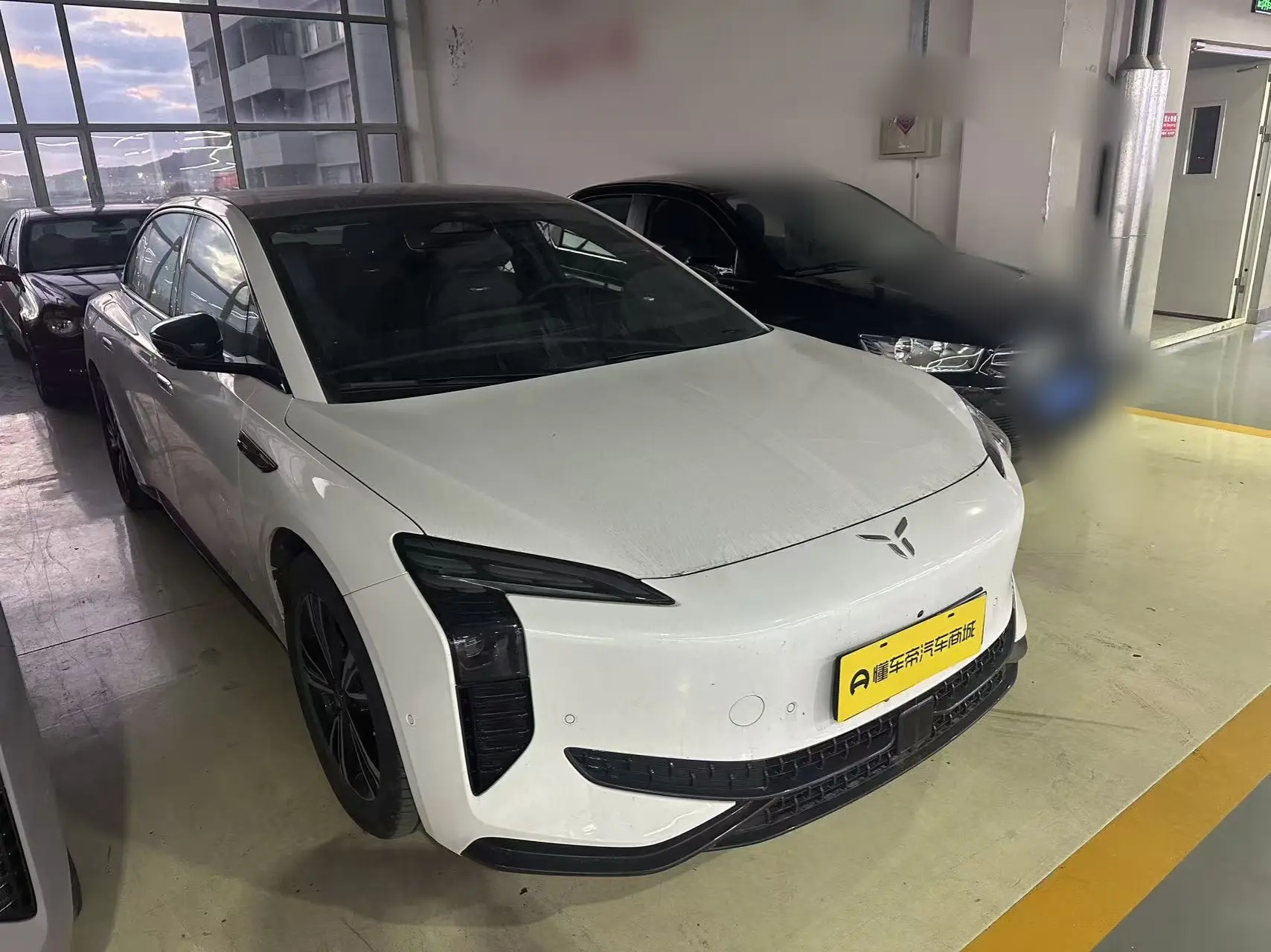 Hongqi EH7  из Китая