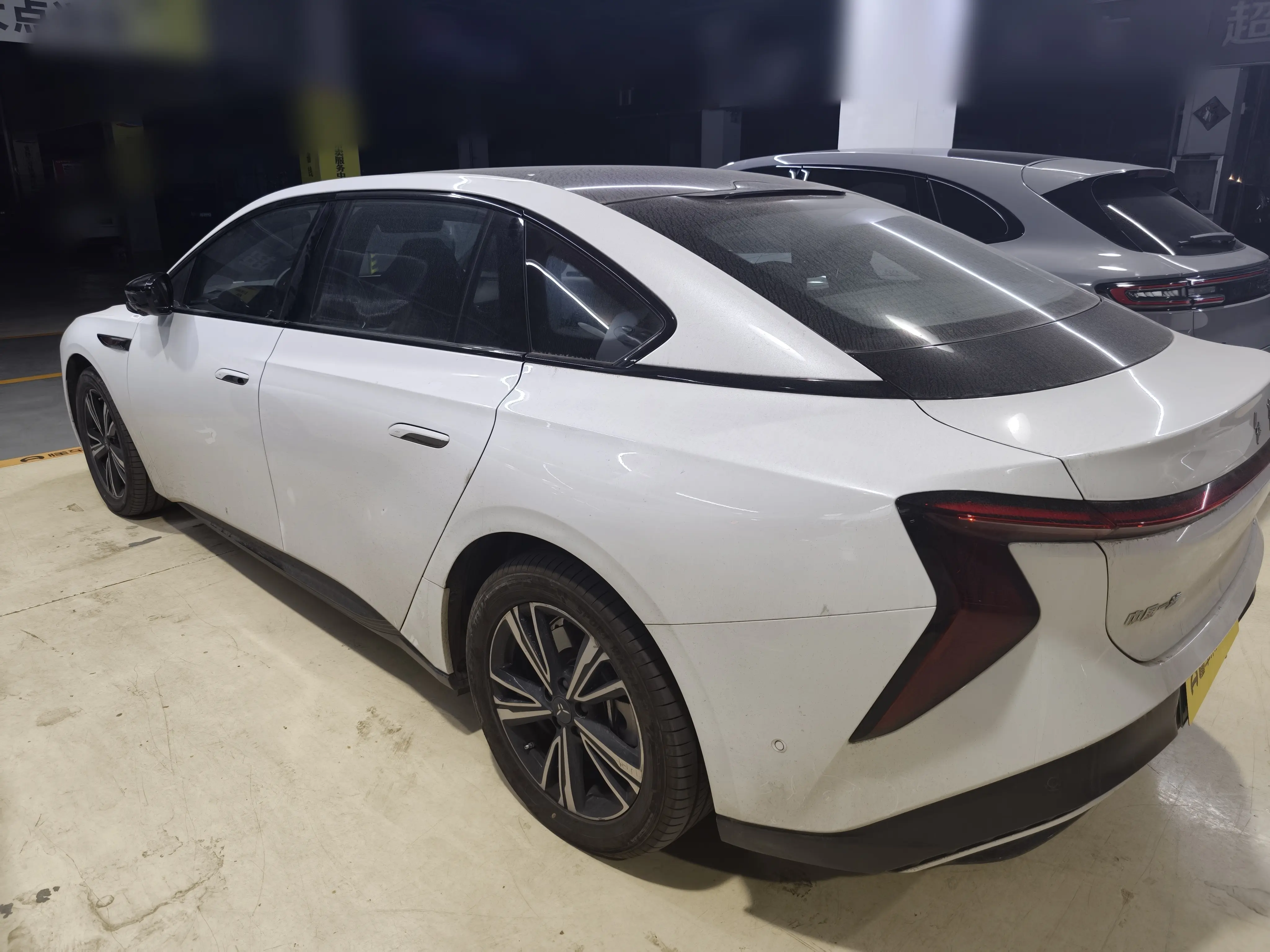 Hongqi EH7  из Китая