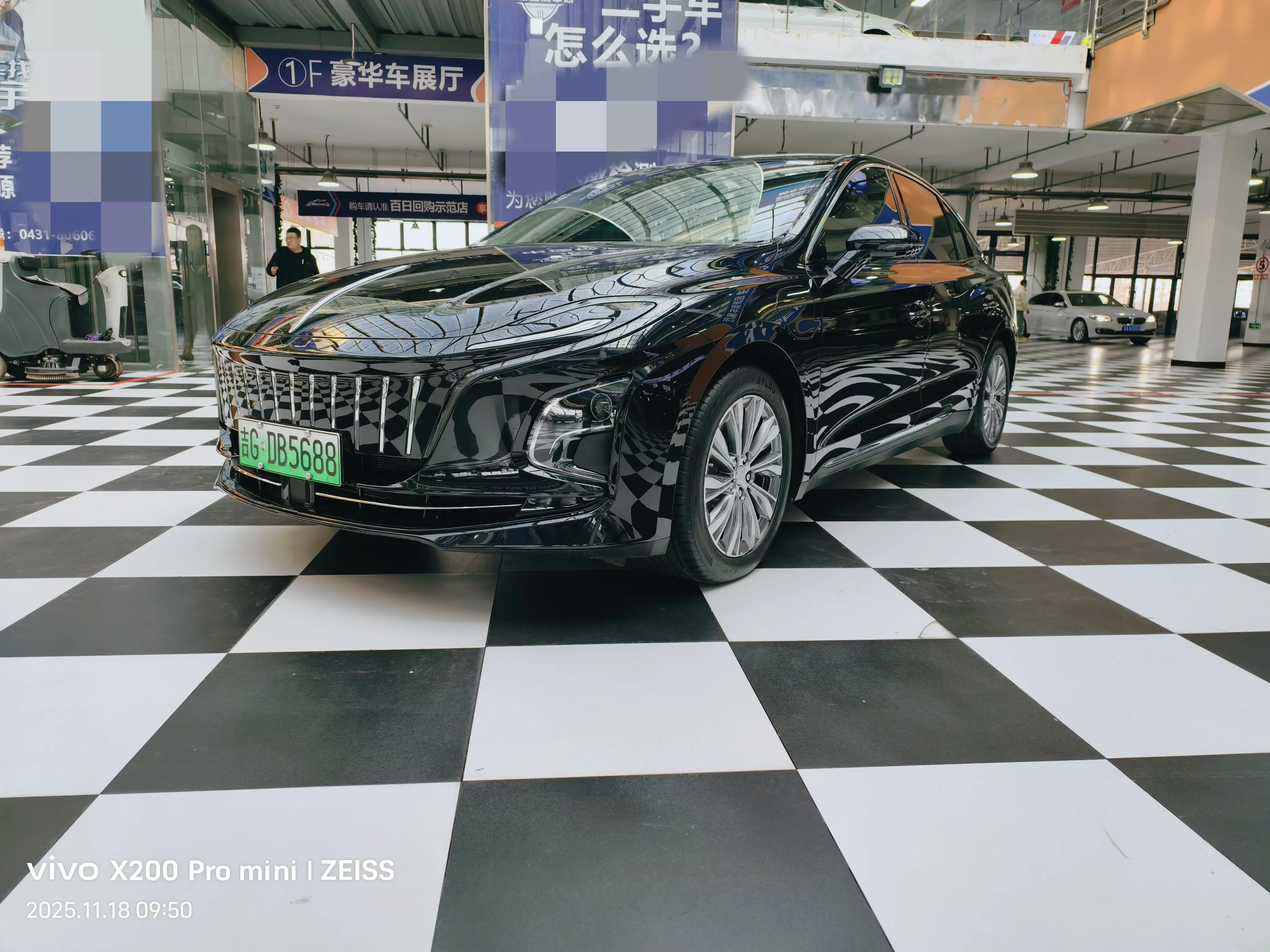 Hongqi E-QM5  из Китая