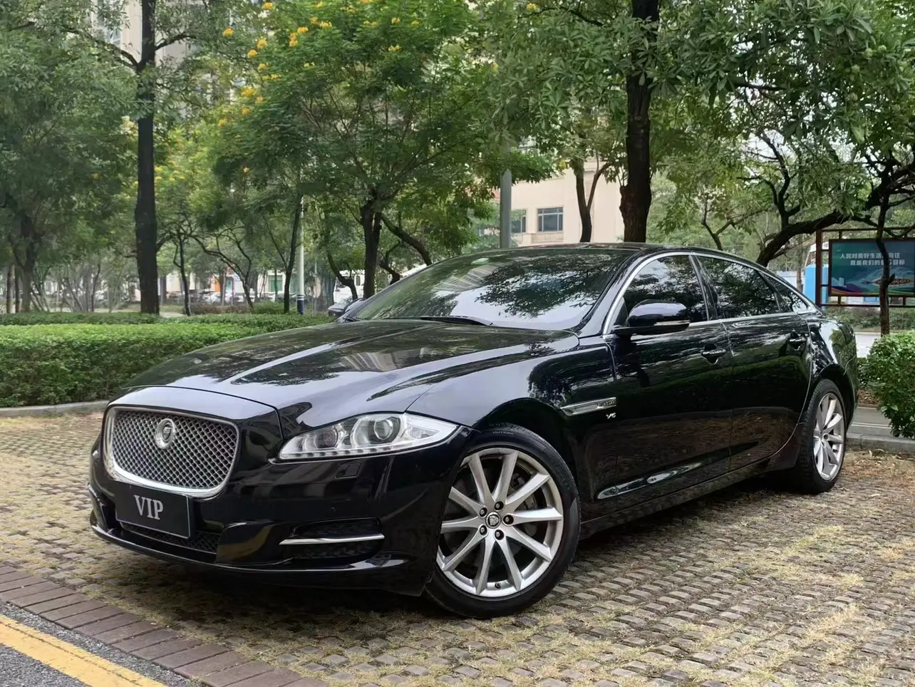 Jaguar XJ  из Китая
