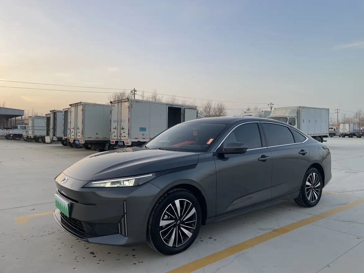 Changan Qiyuan A05  из Китая