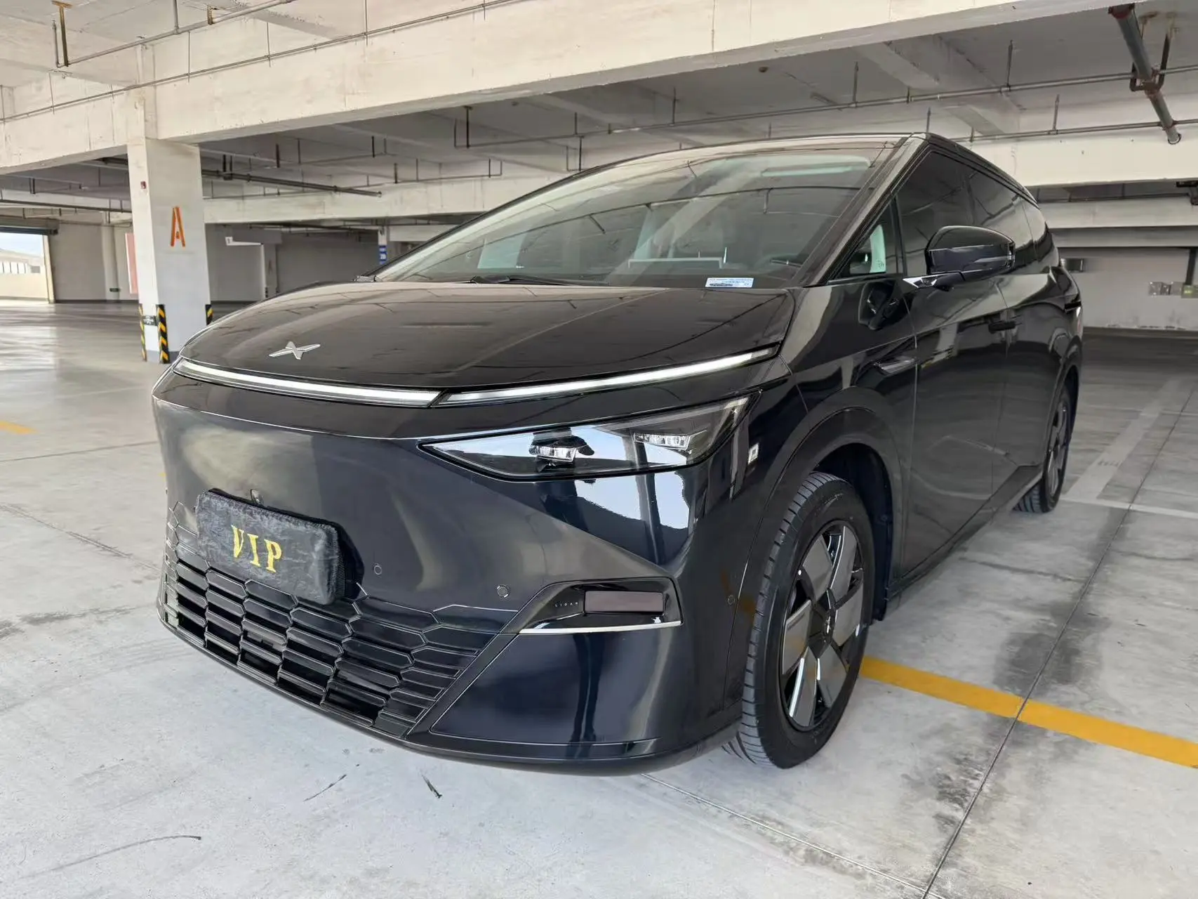 Xpeng X9  из Китая