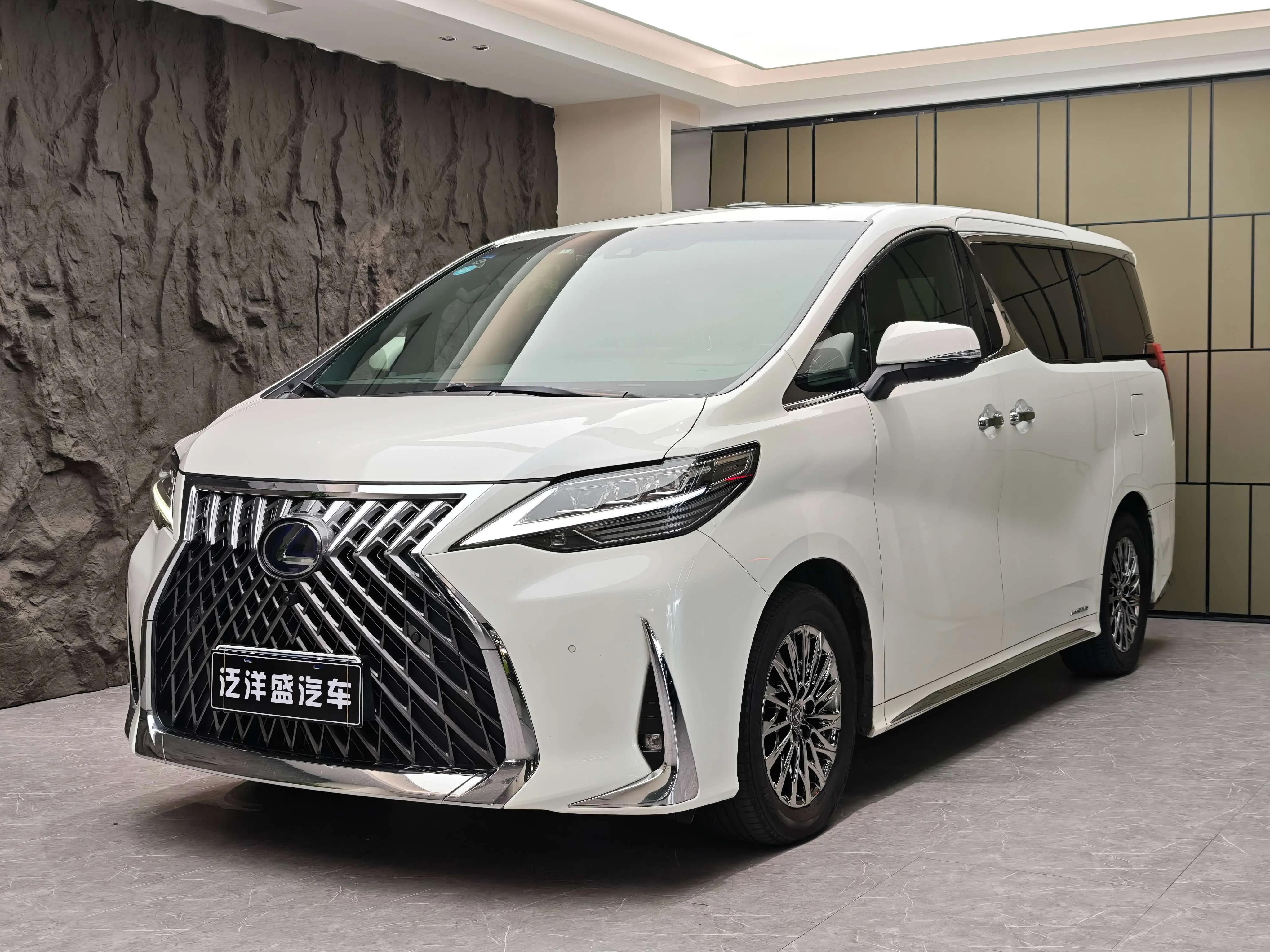 Lexus LM  из Китая