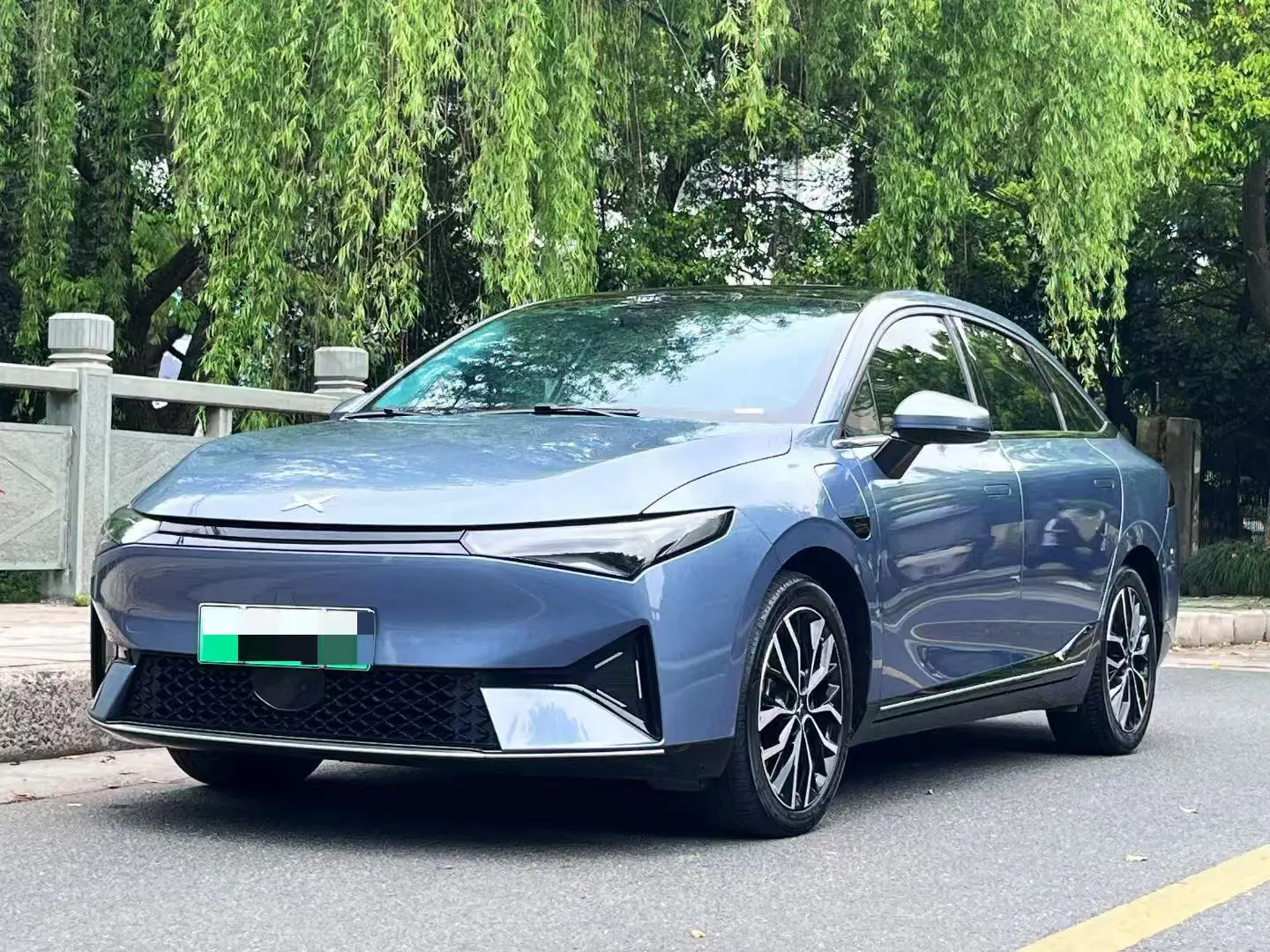 Xpeng P5  из Китая