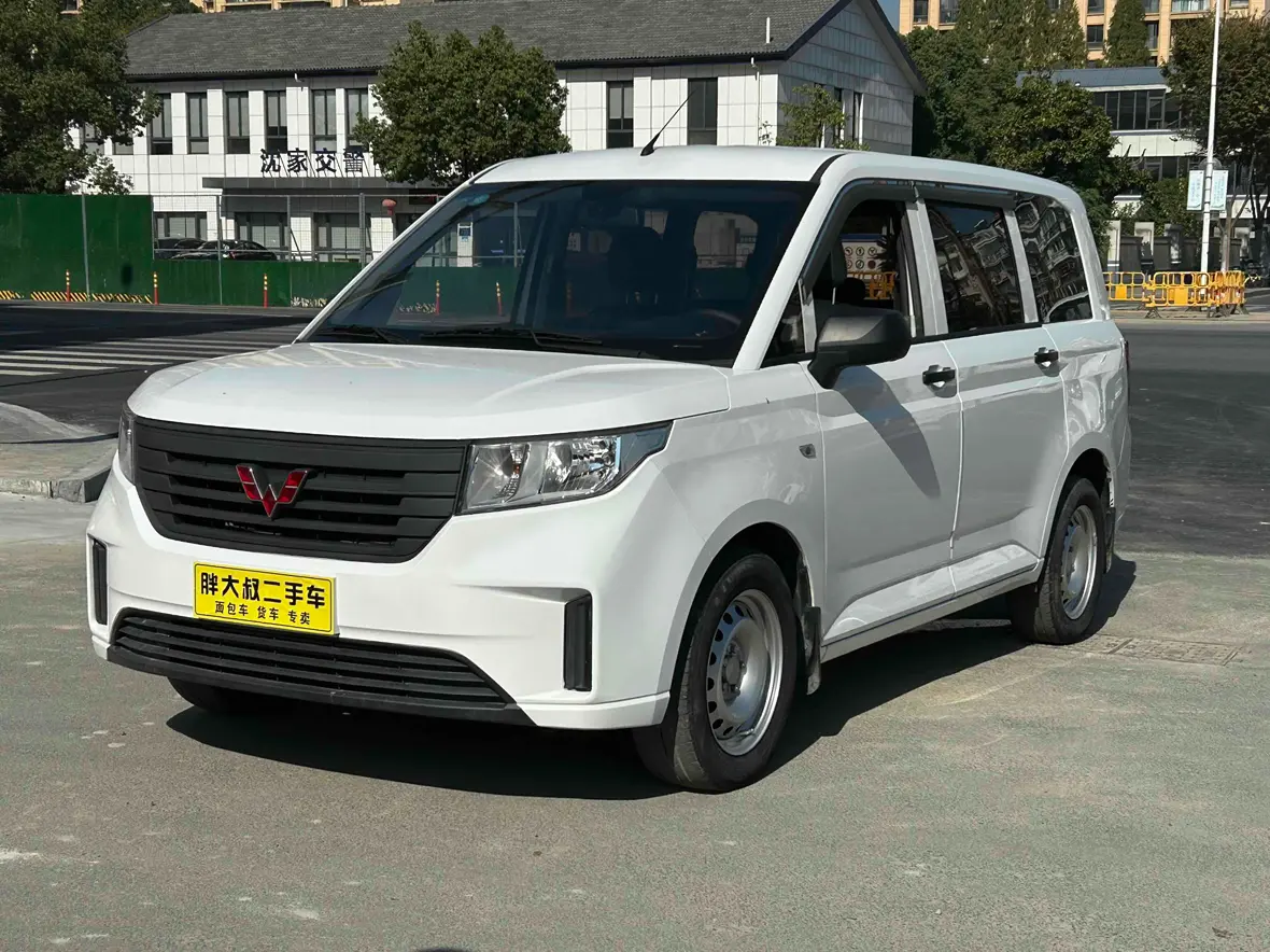 Wuling Hongguang PLUS  из Китая