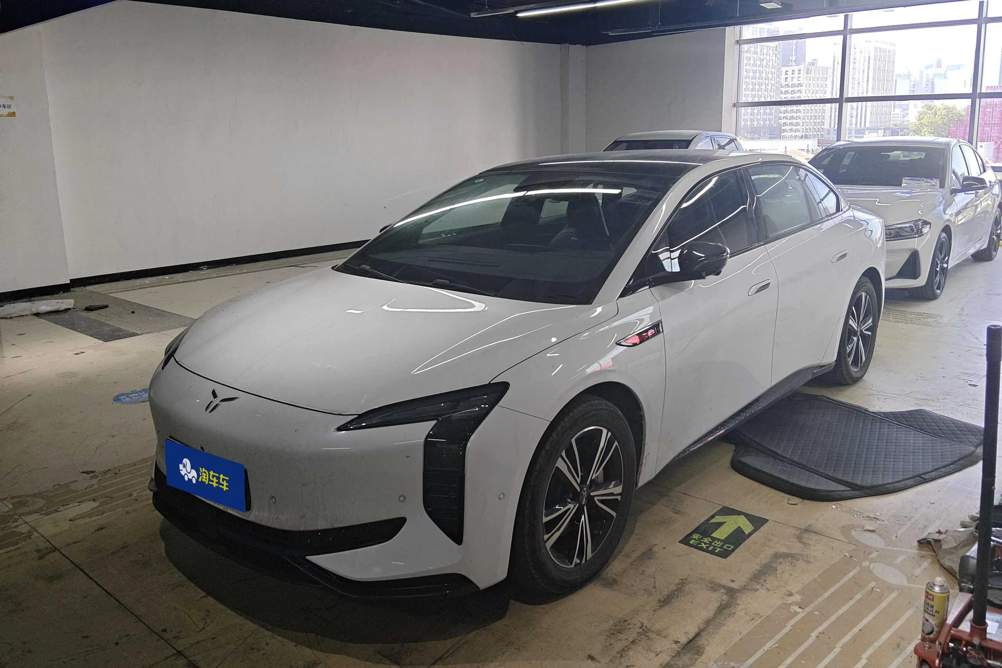 Hongqi EH7  из Китая