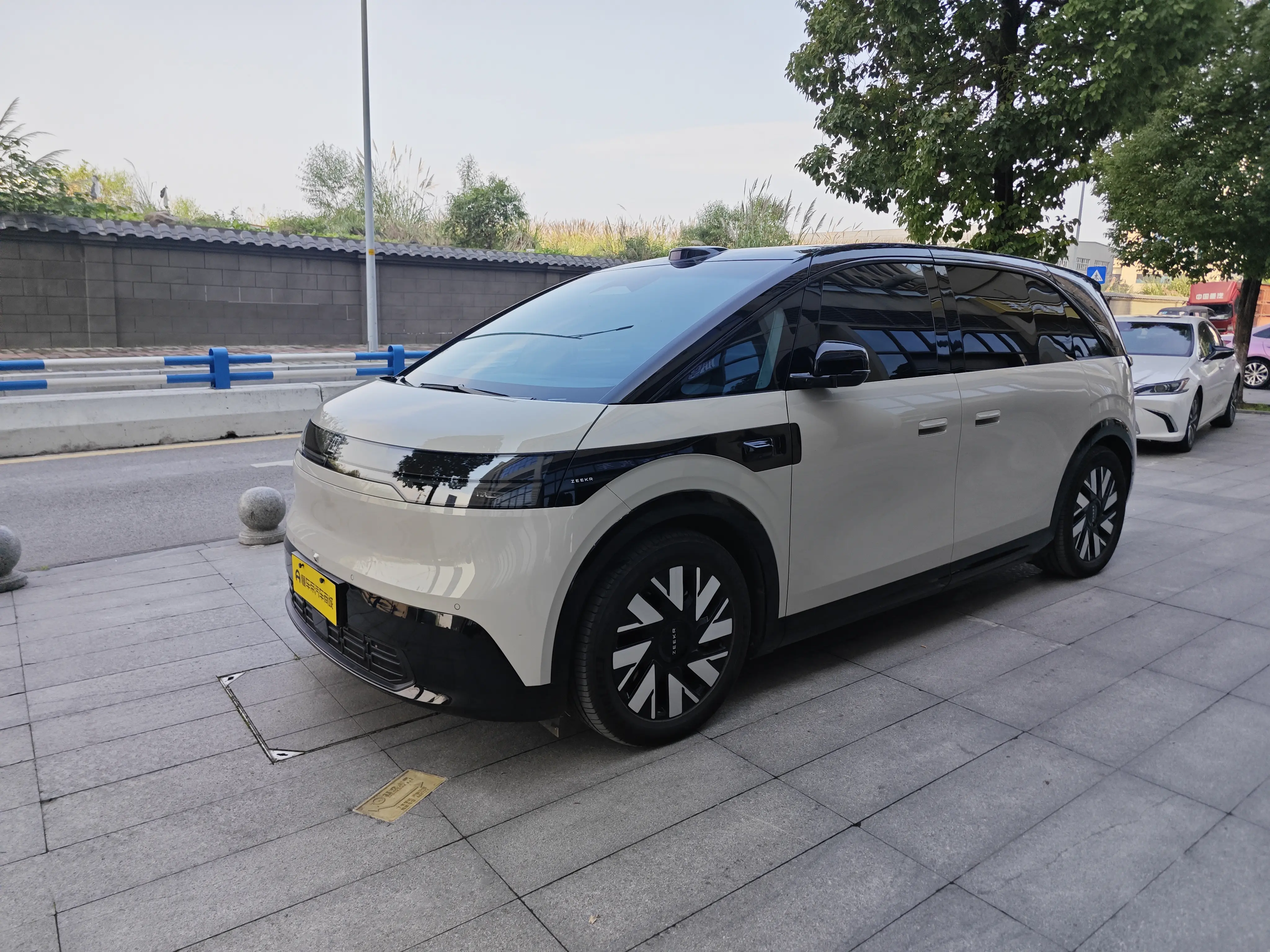 ZEEKR MIX  из Китая