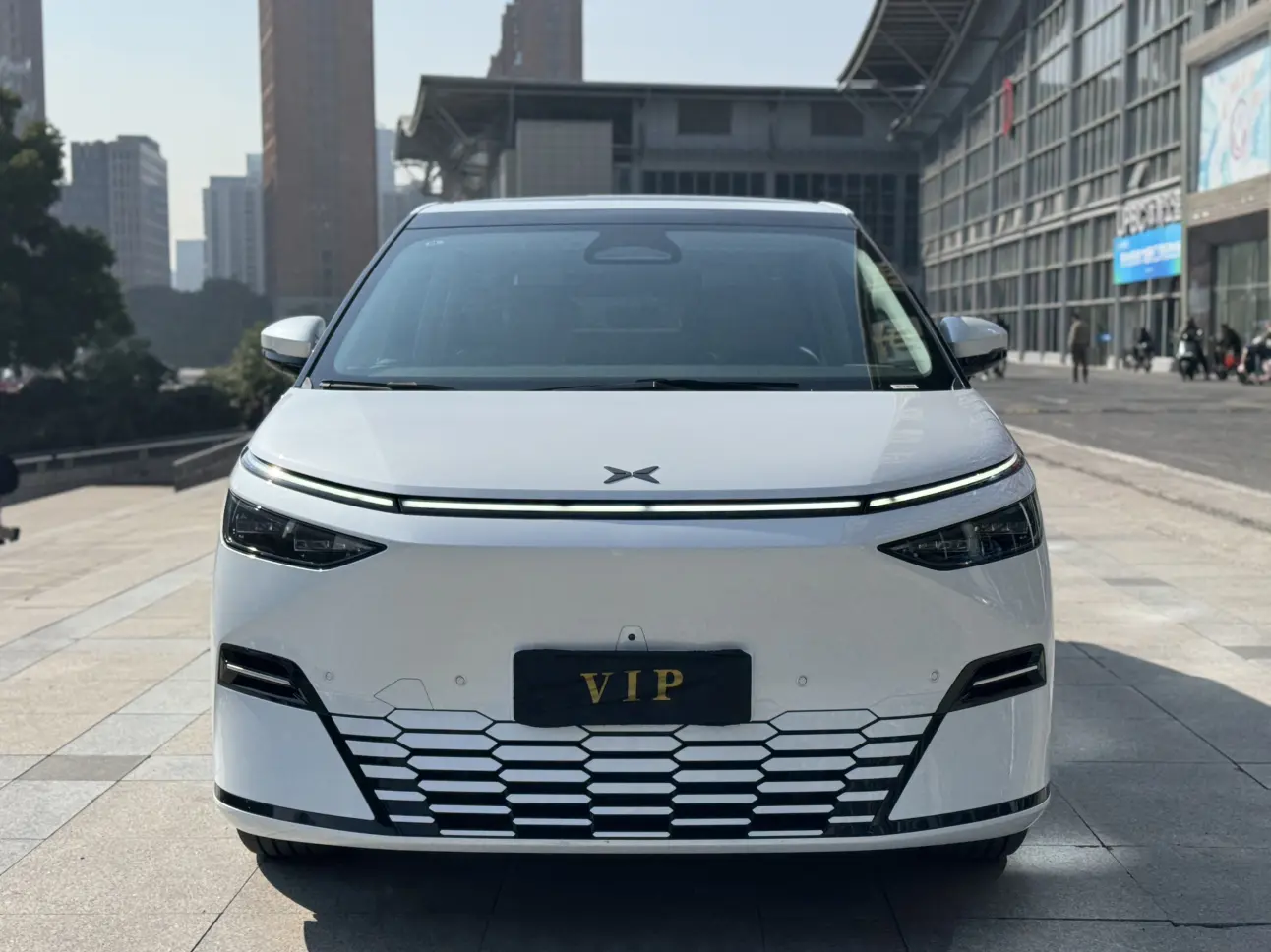 Xpeng X9  из Китая