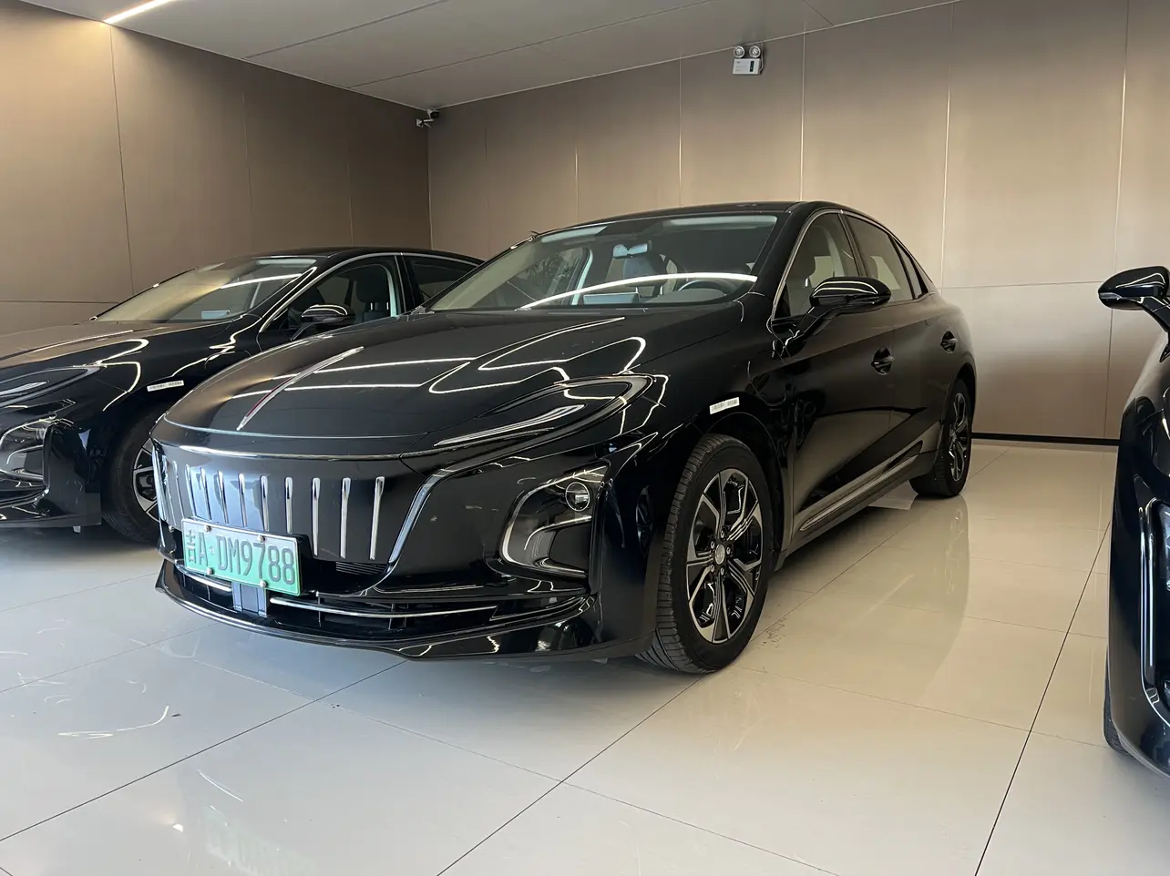 Hongqi E-QM5  из Китая