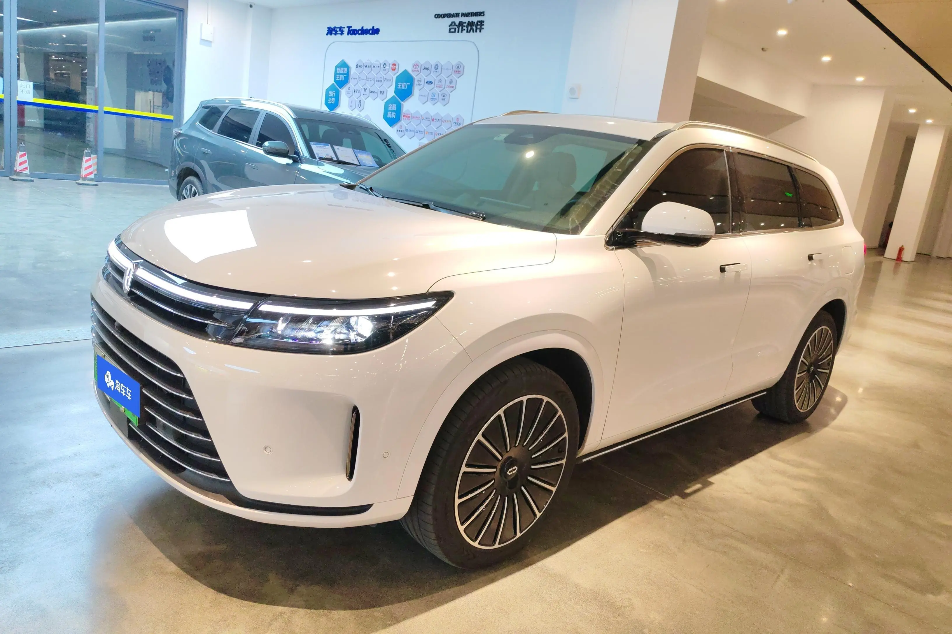 AITO M7 (Wenjie M7)  из Китая