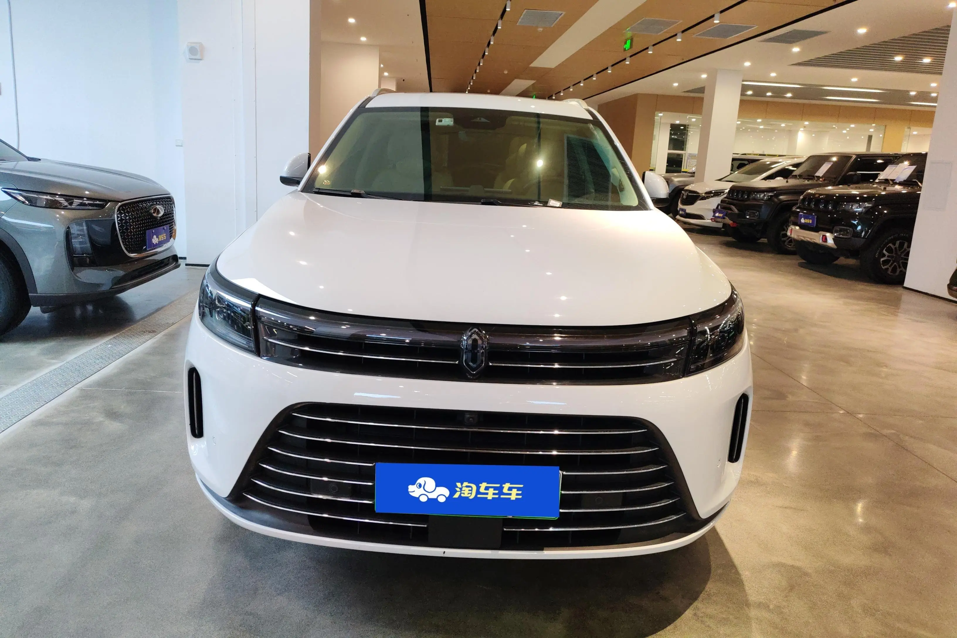 AITO M7 (Wenjie M7)  из Китая